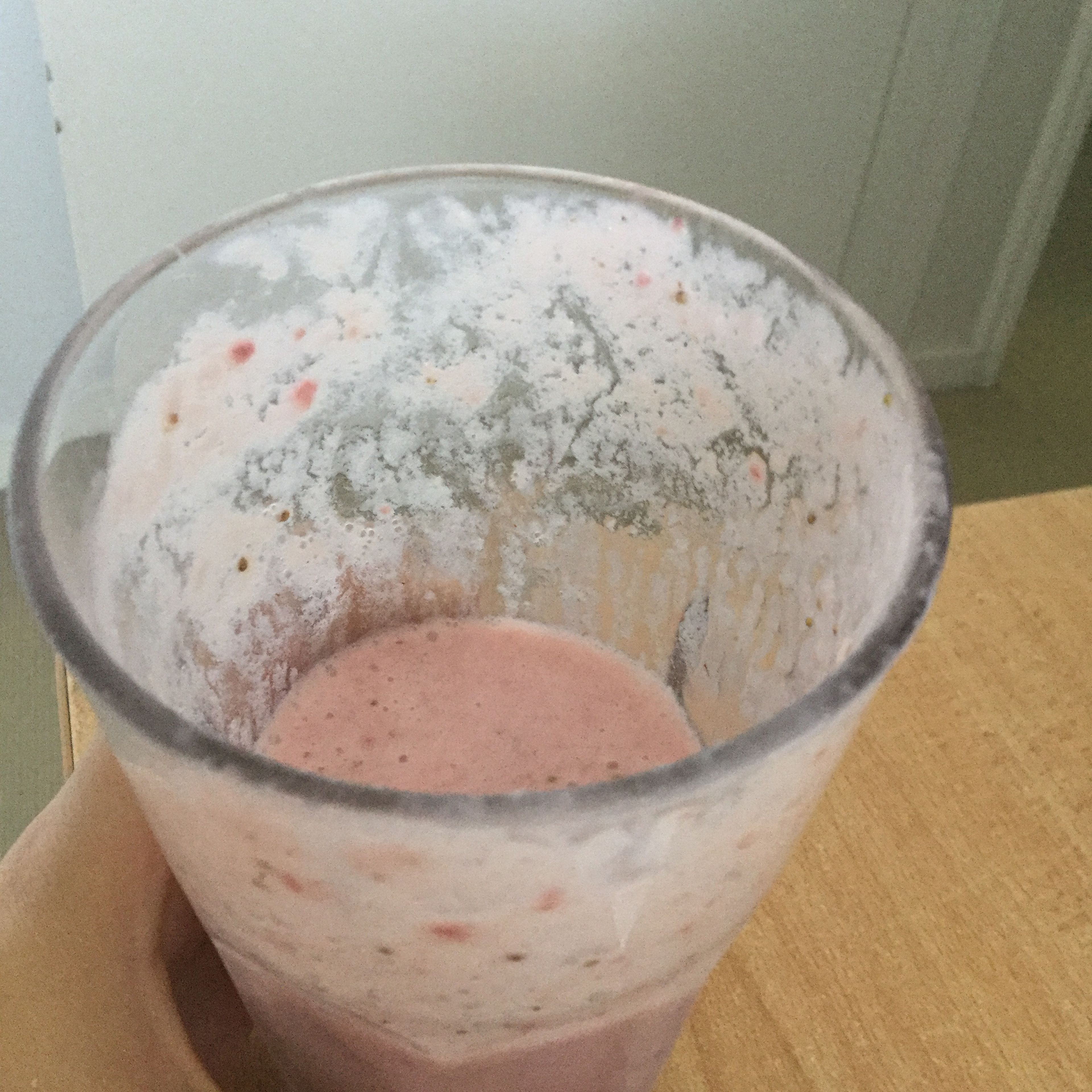Mmmm don’t you jut love a good strawberry smoothie! Put your strawberry’s in your blender along with your milk, sugar and vanilla extract. Blend until your liking. Poor into cup and add a bit of ice if you’d like!