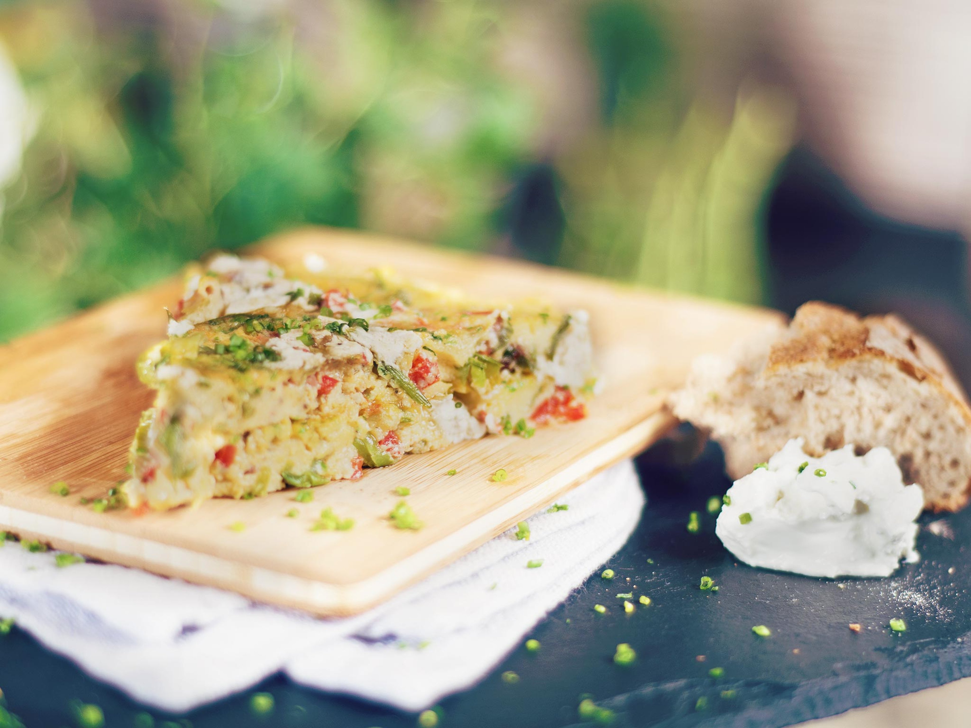 Frittata mit jungem Gemüse und Ziegenkäse
