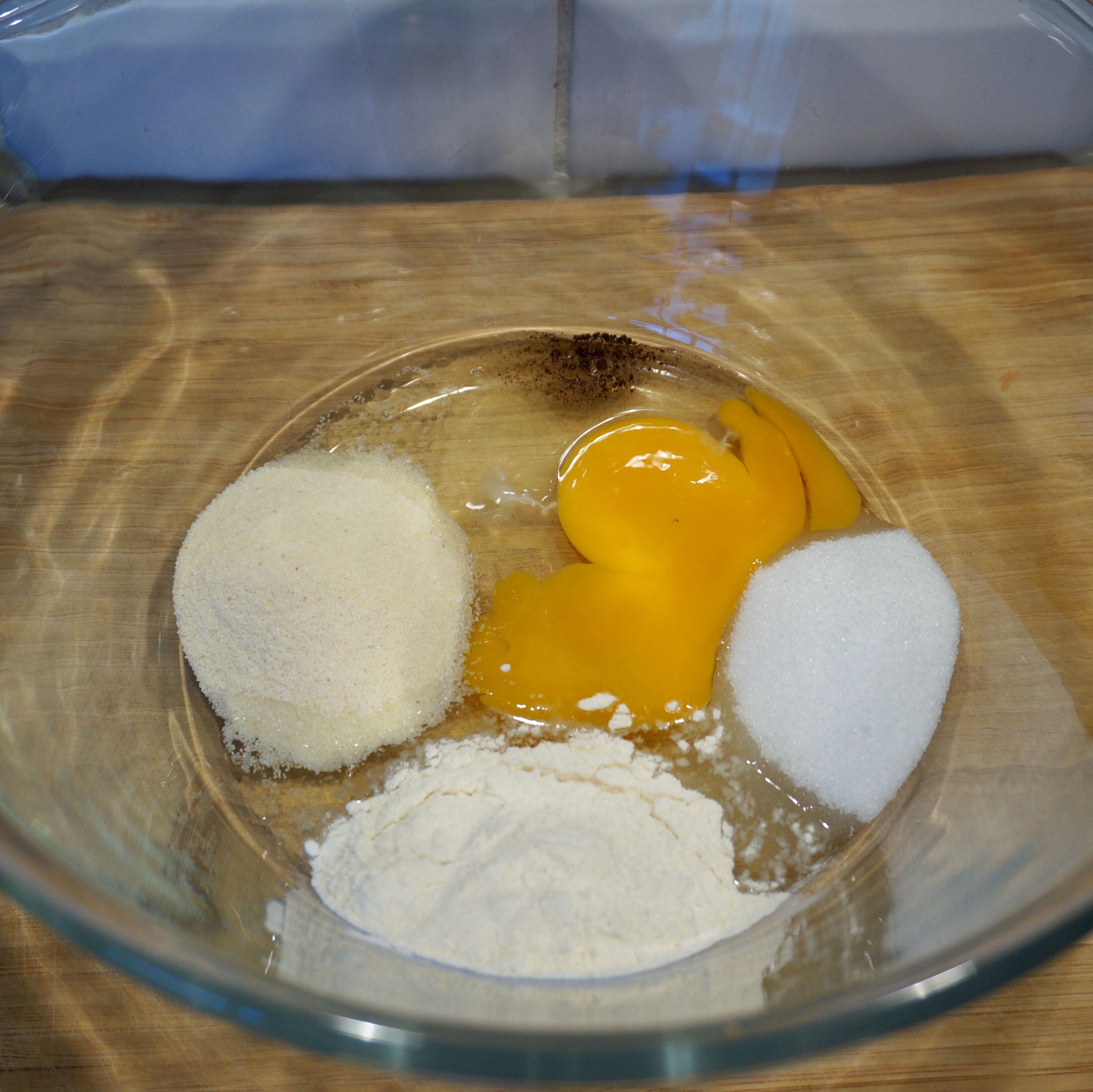 Das Ei, Weizengrieß, Mehl, Vanille und Zucker in einer Schüssel vermischen.