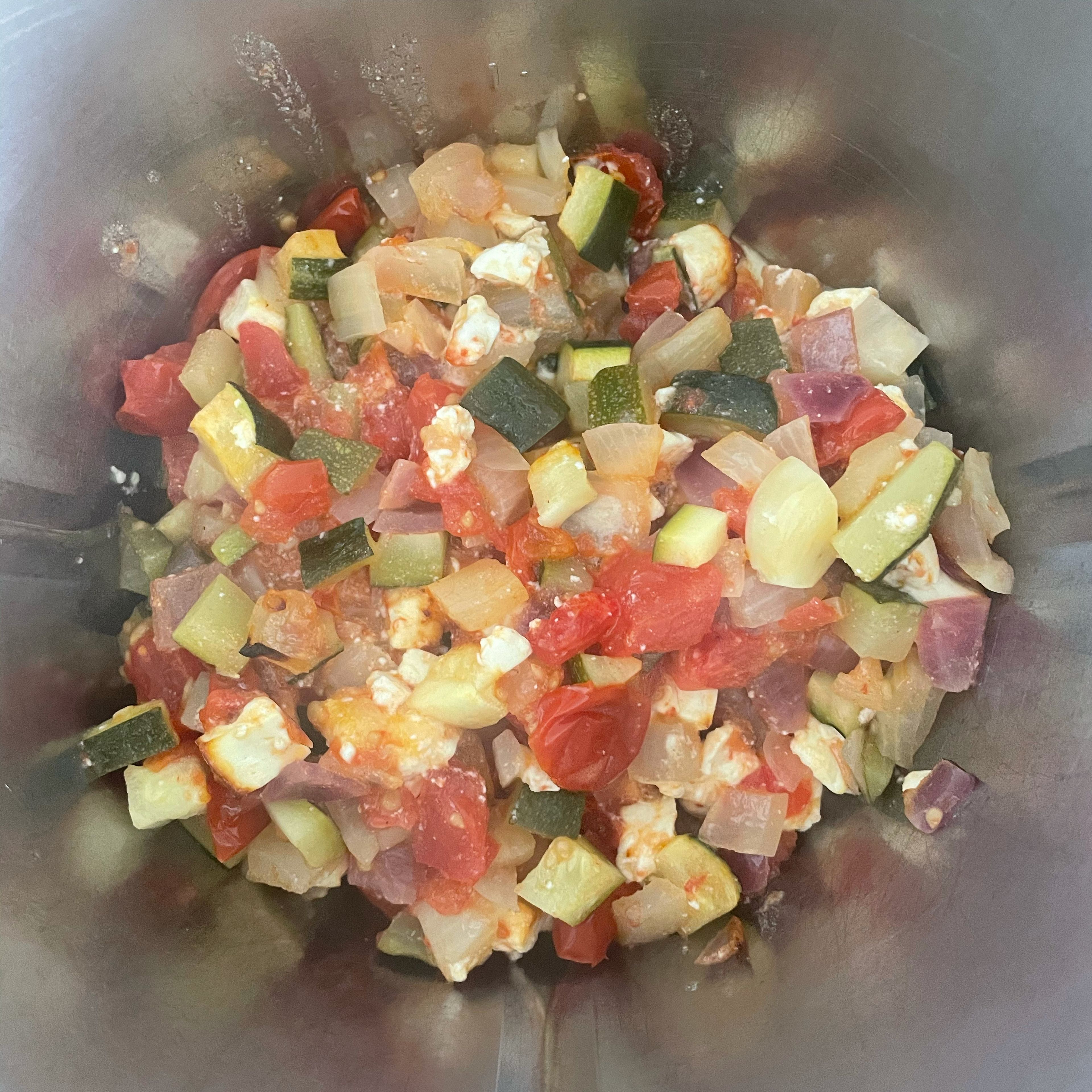 Wenn das Gemüse schon leicht angebräunt ist, alles inklusive Feta in einen Mixer geben und zerkleinern. Die Sauce nach Belieben würzen. Optional kannst du auch noch ein bisschen Sahne hinzugeben.