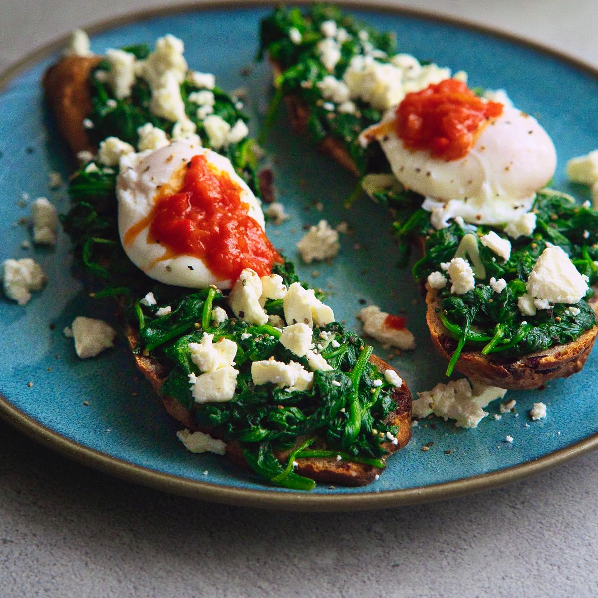 Geröstetes Brot mit Spinat, Feta und pochiertem Ei | Rezept | Kitchen ...