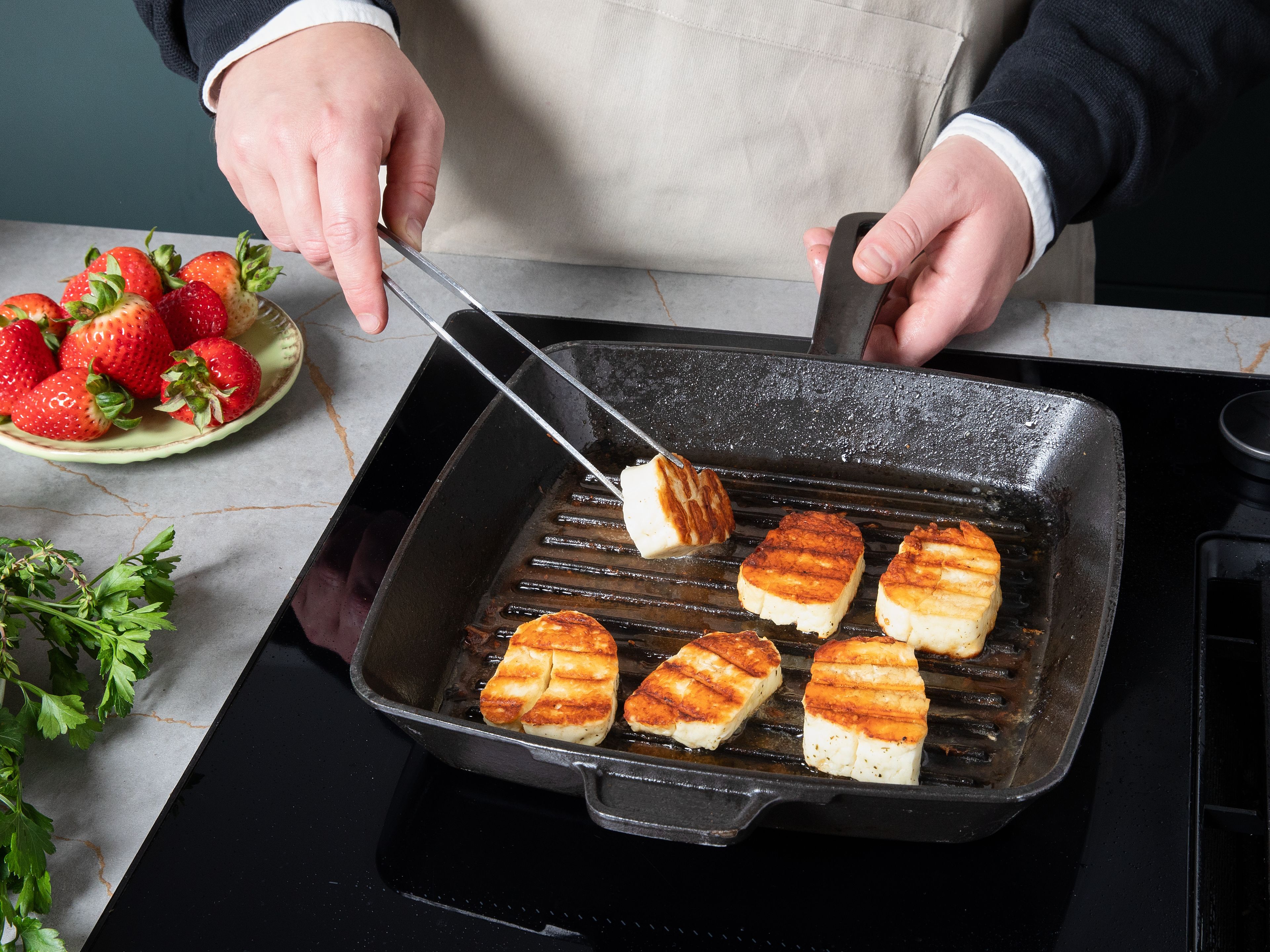 Den Halloumi in der Pfanne oder auf dem Grill bei hoher Hitze mit etwas Öl goldbraun anbraten, ca. 1 Min. pro Seite und beiseite stellen.