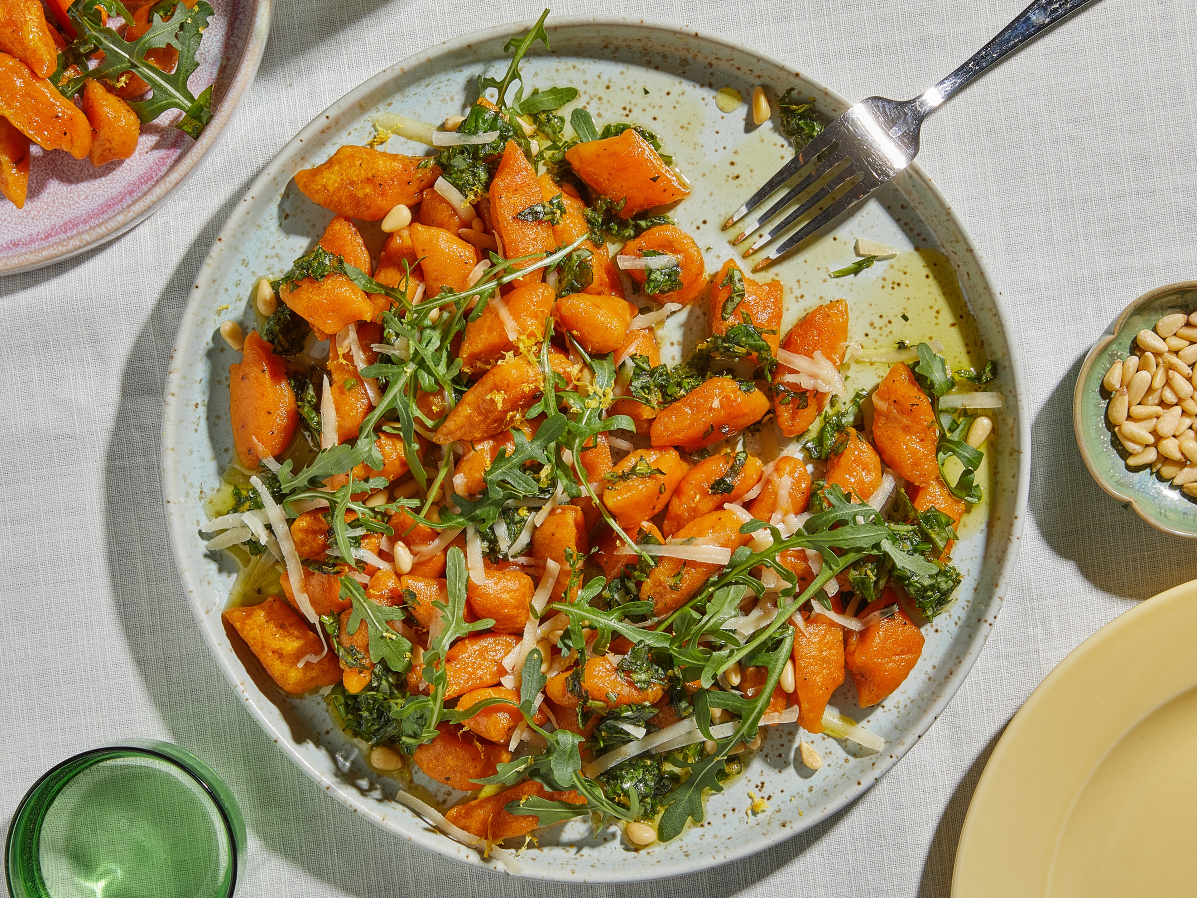 Süßkartoffelgnocchi mit Rucola und Pinienkernen