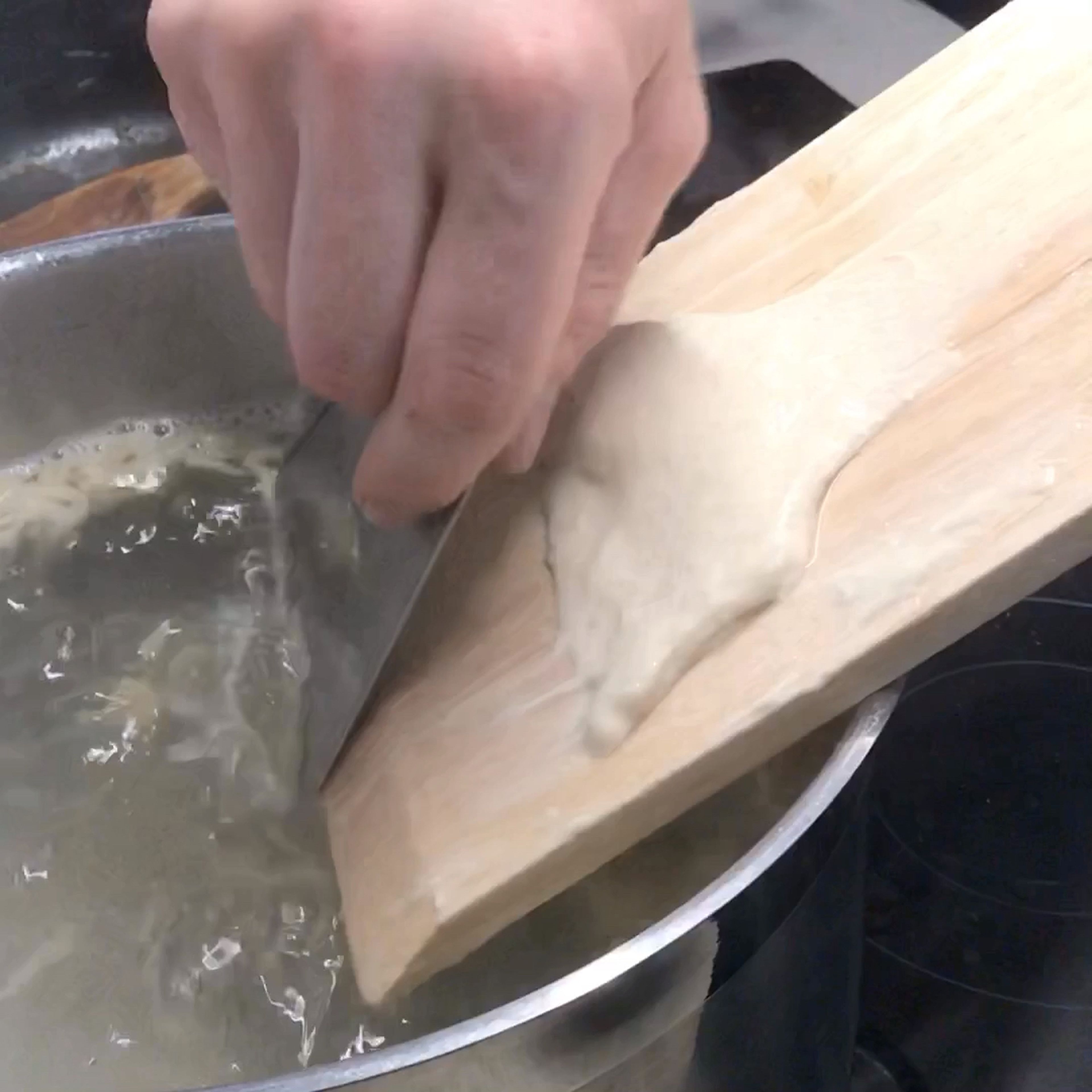 In einem großen Topf Wasser mit Salz zum sieden bringen. Kellenweise Teig auf das Brett fügen und mit dem Schaber in gewünschte Form und Größe schaben. Nach ca. 3min die Spätzle herausnehmen, kurz unter kaltem Wasser abschrecken und in ein Sieb zum abtropfen legen. Wiederholen bis kein Teig mehr da ist. Optional kann man das auch mit einer Spätzlehobel machen, das sind aber dann eher Knöpfle.