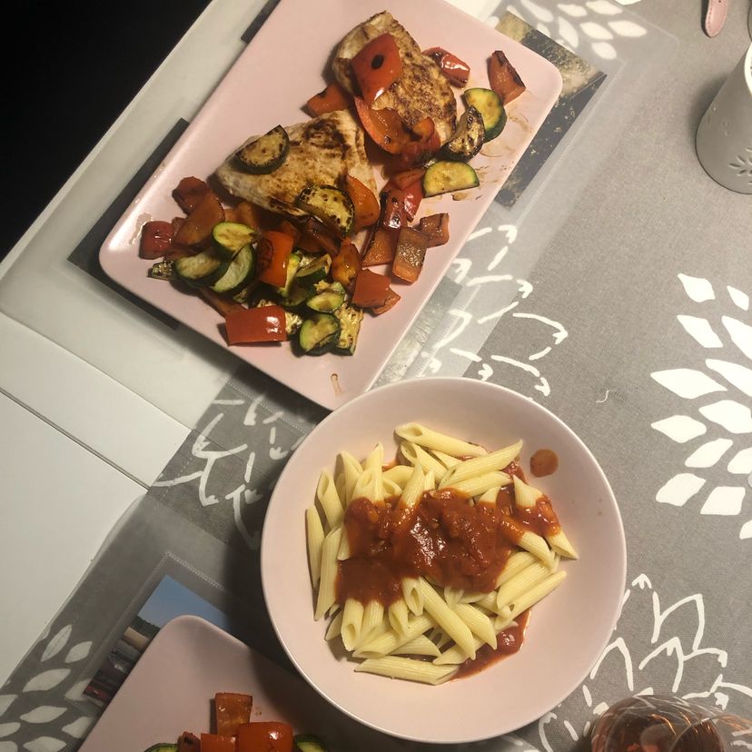 Tomaten-Penne mit Putenbrust in Paprika-Zuccini-Stücken