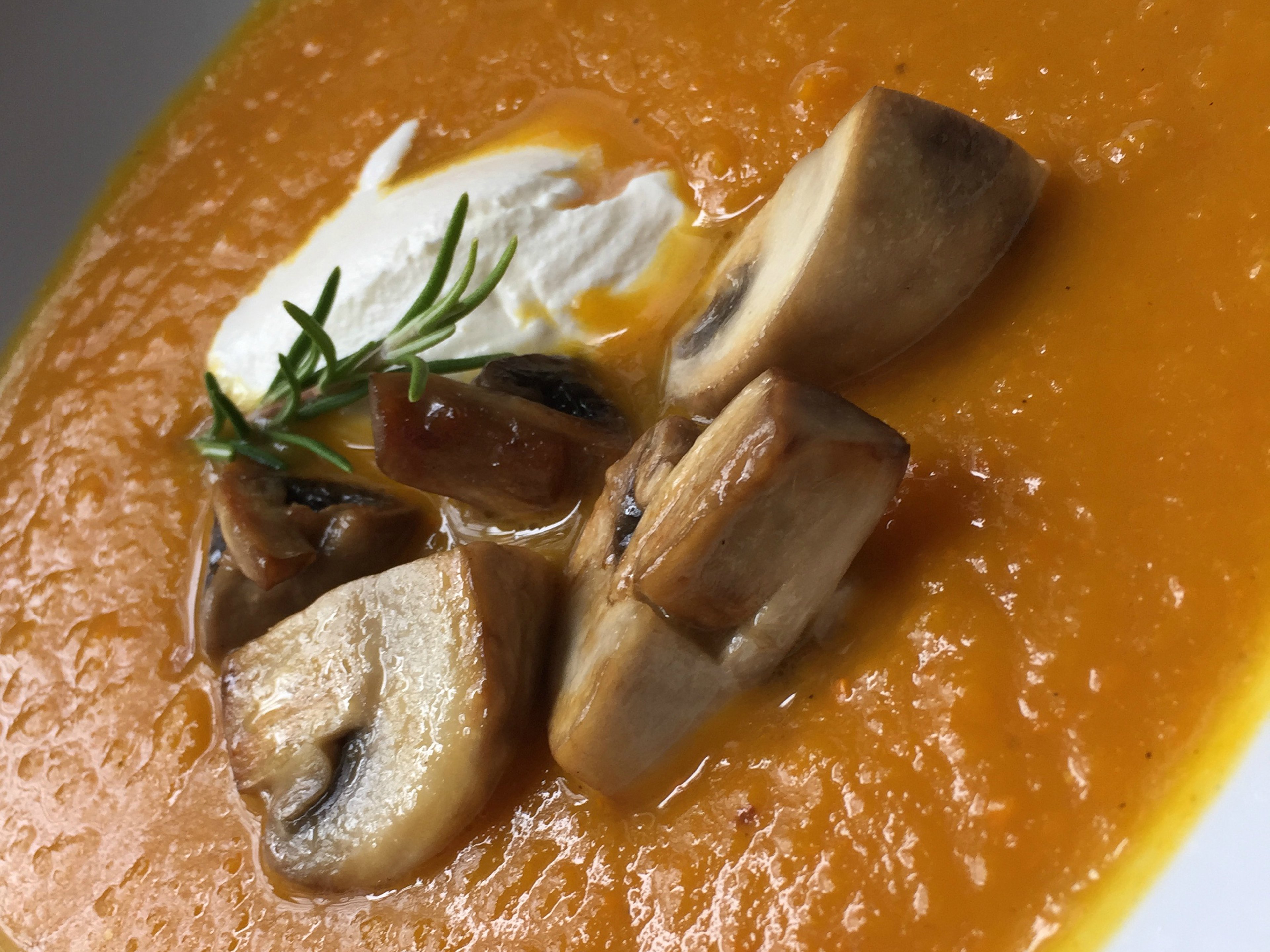 Kürbis-Karotten-Suppe mit gebratenen Pilzen