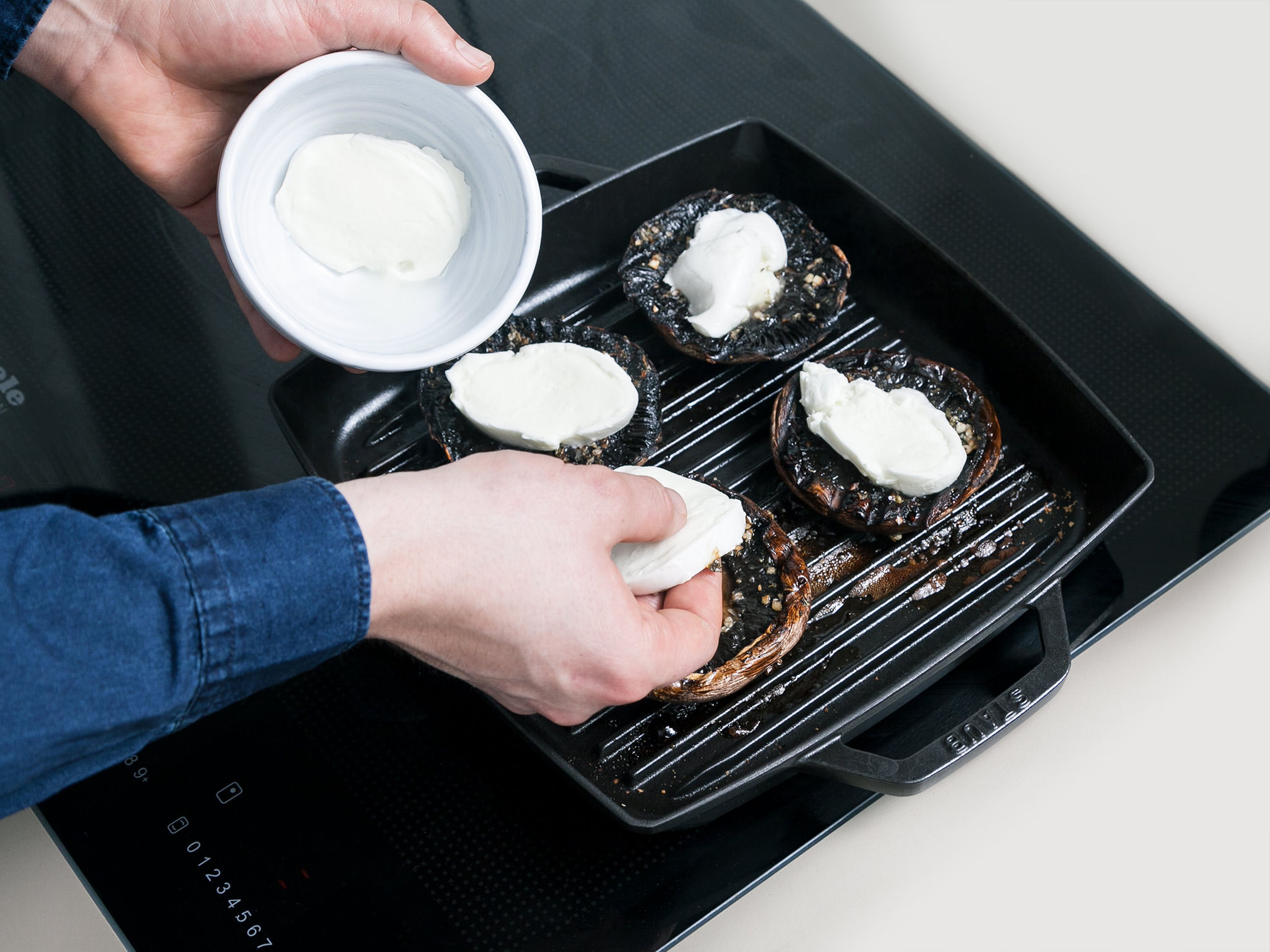 Heat grill pan over medium-high heat and toast burger buns. Remove from pan and set aside. Place mushrooms skin-side up in the pan and sear for approx. 2 min. Flip, and place mozzarella slices on top. Fry for approx. 2 min. more.
