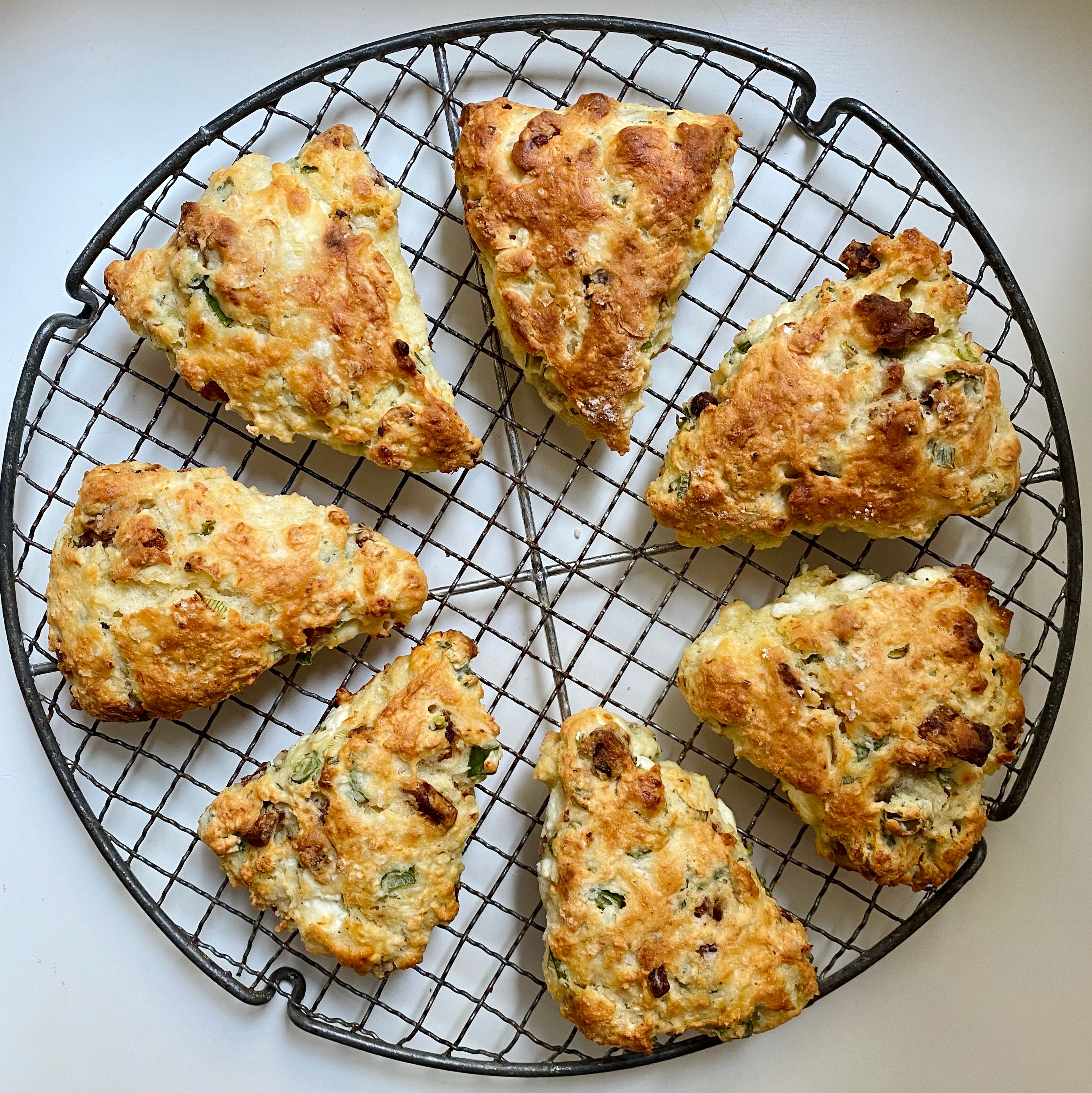 Scones mit Frühlingszwiebeln, Speck und Ziegenkäse