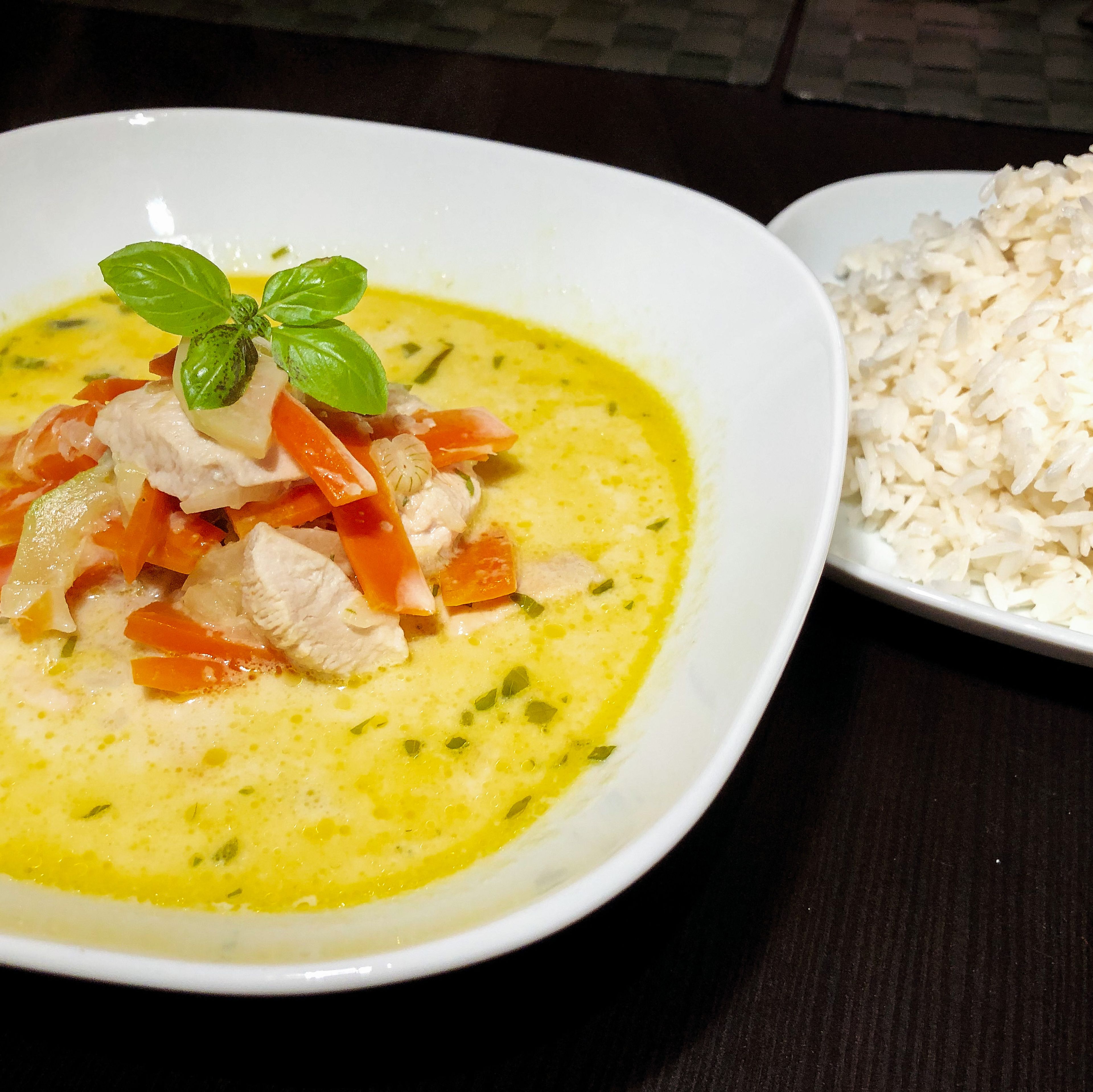 Das Curry mit Salz abschmecken und getrennt mit dem Reis servieren.