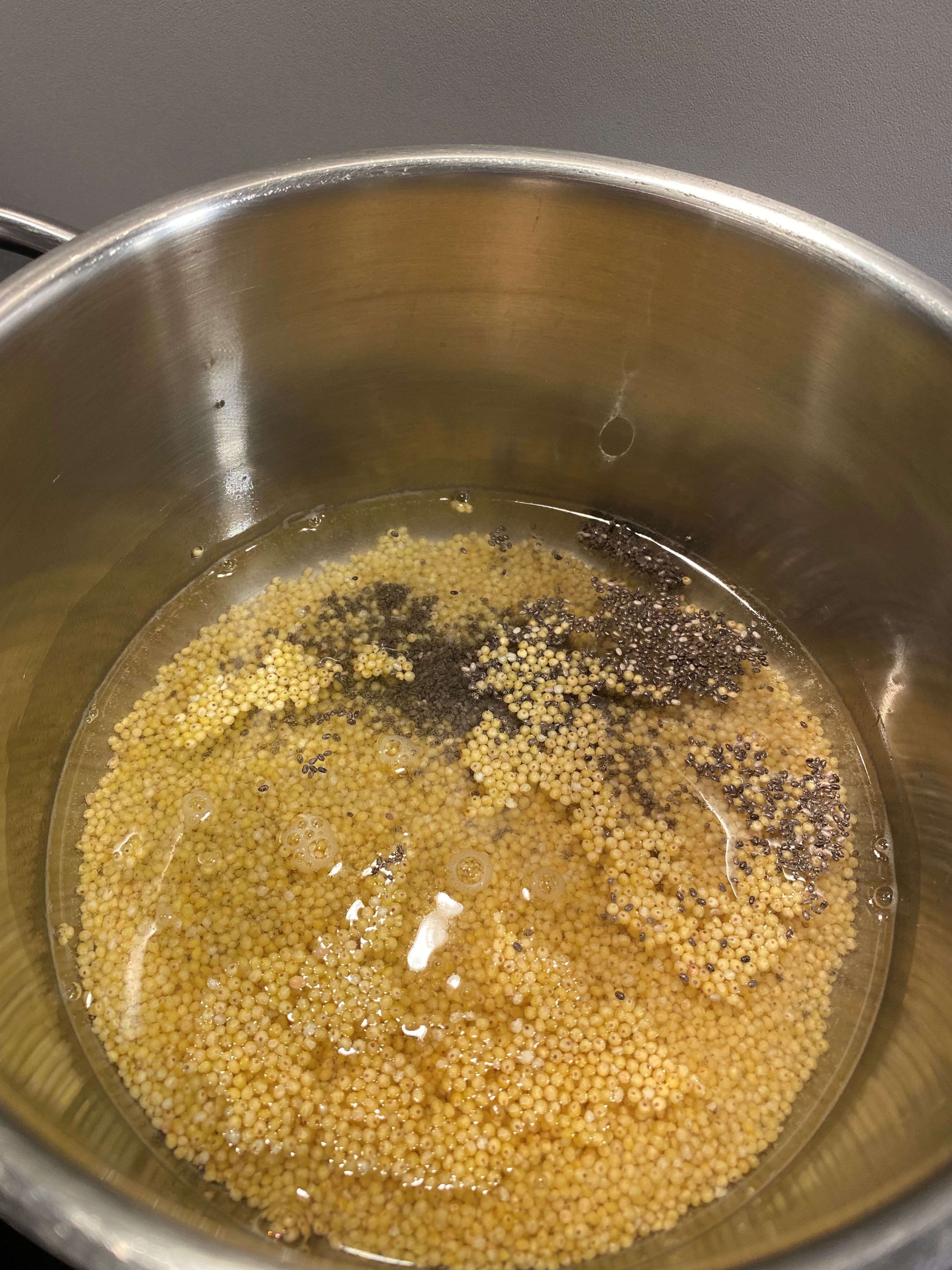 Die Hirse zusammen mit den Chiasamen in einen kleinen Topf mit 200 ml gesalzenem Wasser geben und für ca. 10 Minuten köcheln lassen.