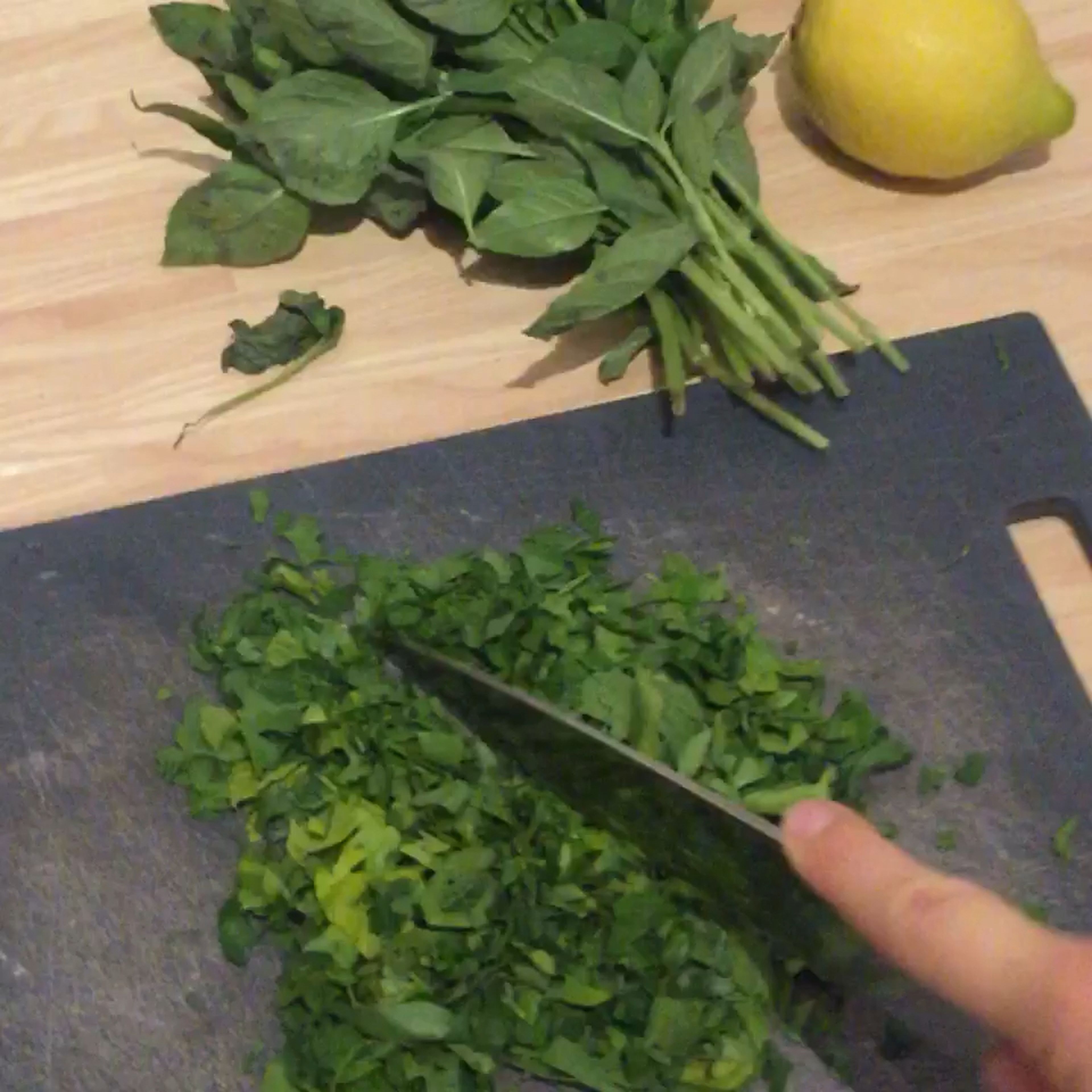 Die Kräuter waschen, trocknen und fein hacken. 🔪 Die Frühlingszwiebeln in feine Ringe schneiden.