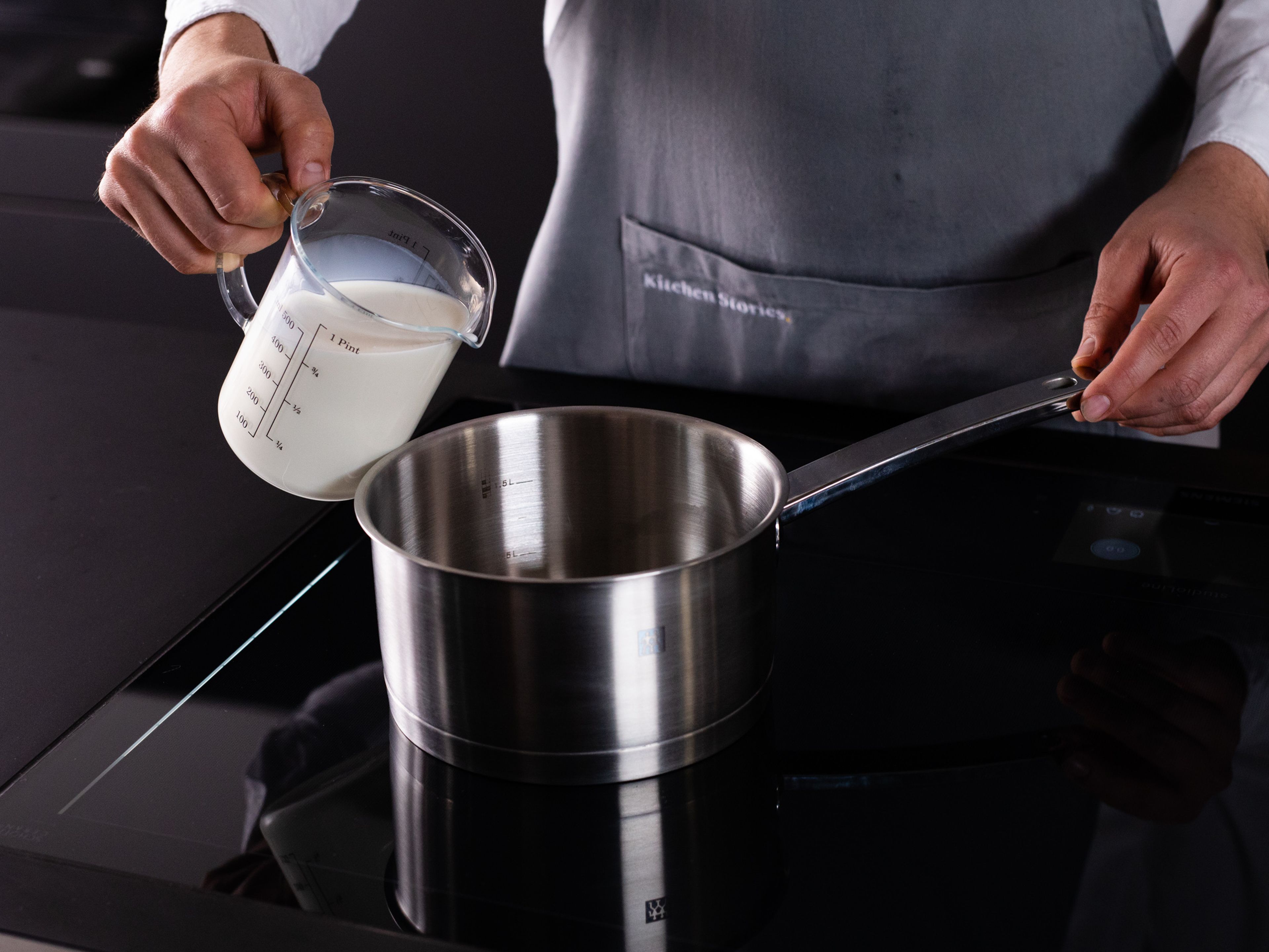 Ofen auf 180°C vorheizen. Vanillepuddingpulver mit einem Teil der Milch vermengen. Butter, Zucker und die restliche Milch unter ständigem Rühren in einem Stieltopf erhitzen. Die Puddingpulver-Milch-Mischung in den Topf dazugeben und für ca. 3 Min. konstant einrühren. Die Mischung in eine Schüssel geben, mit Plastikfolie abdecken und auf Raumtemperatur abkühlen lassen.