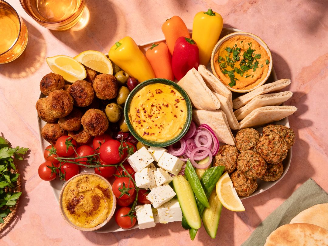 Sommerliche Aufstrich-Snack-Platte mit Falafel