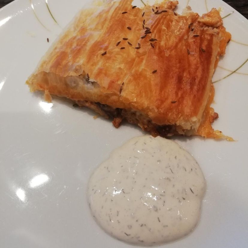Fleischstrudel mit Kräuterdip