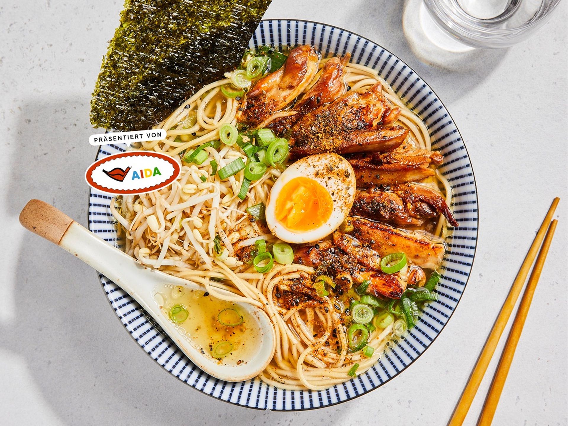 Einfache Ramen (japanische Nudelsuppe mit Hähnchen)