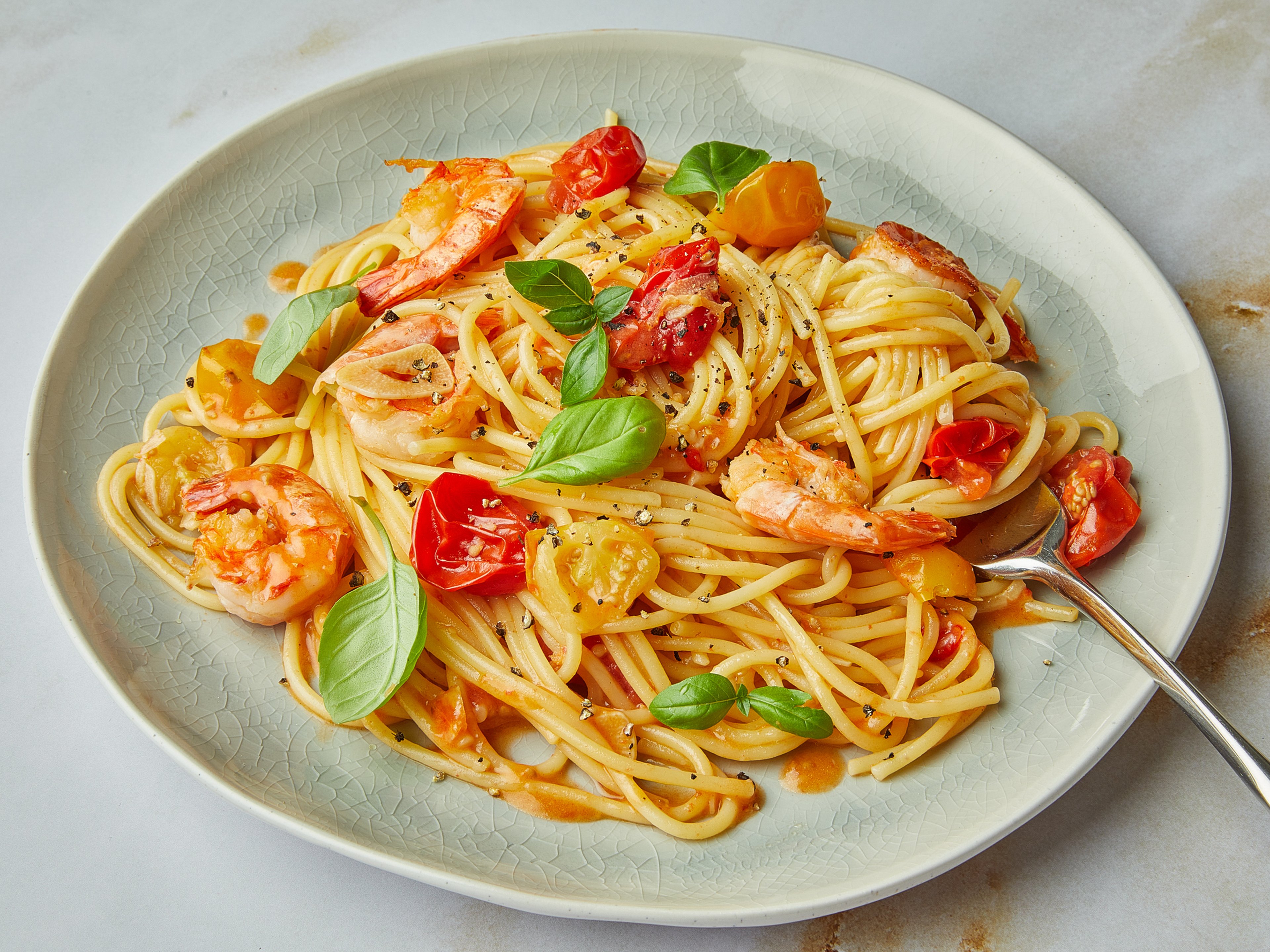 One-Pot Pasta mit Garnelen und Kirschtomaten