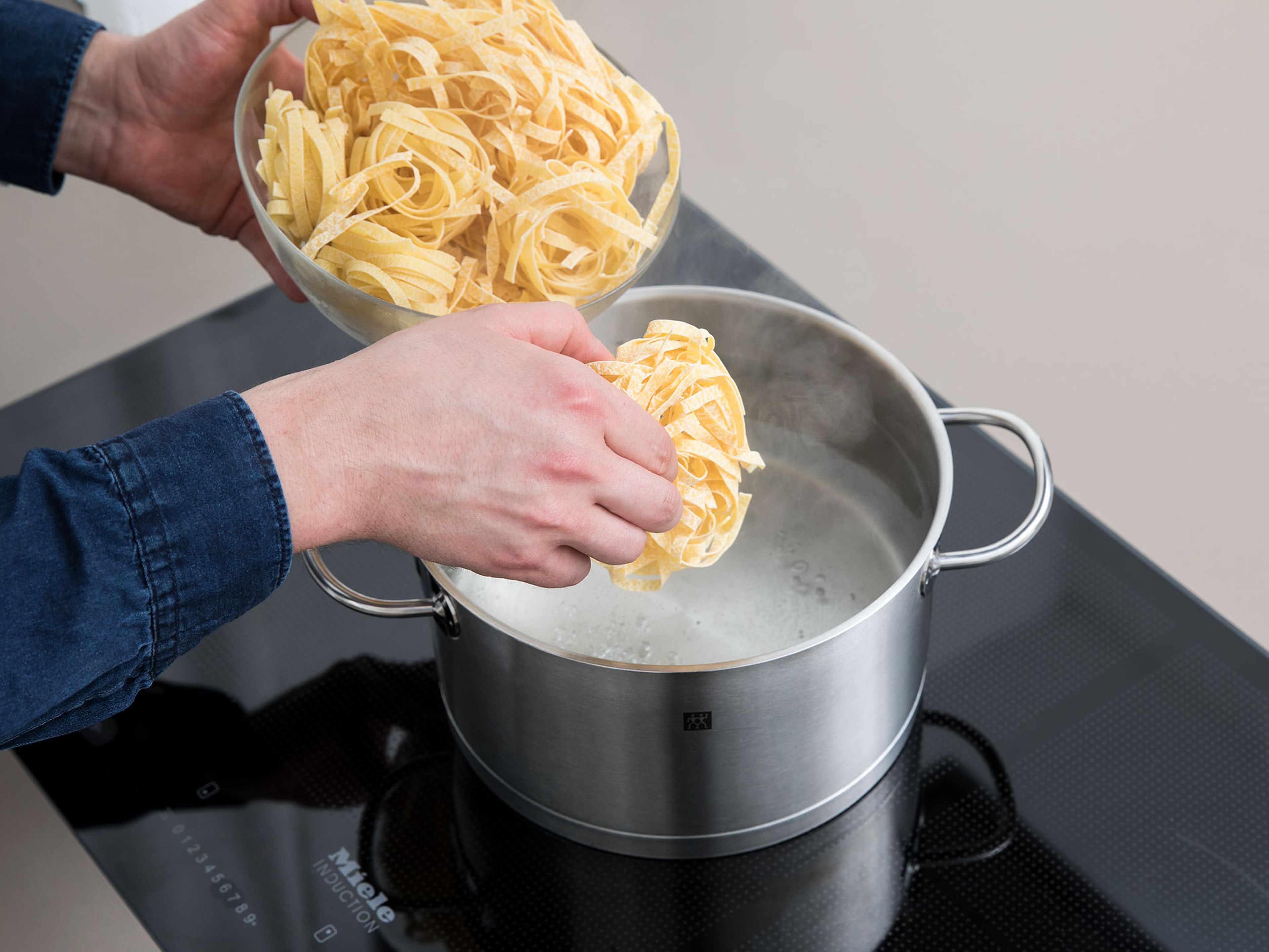 Bring water to a boil in a pot and salt generously. Cook tagliatelle according to package instructions or until al dente. Drain.