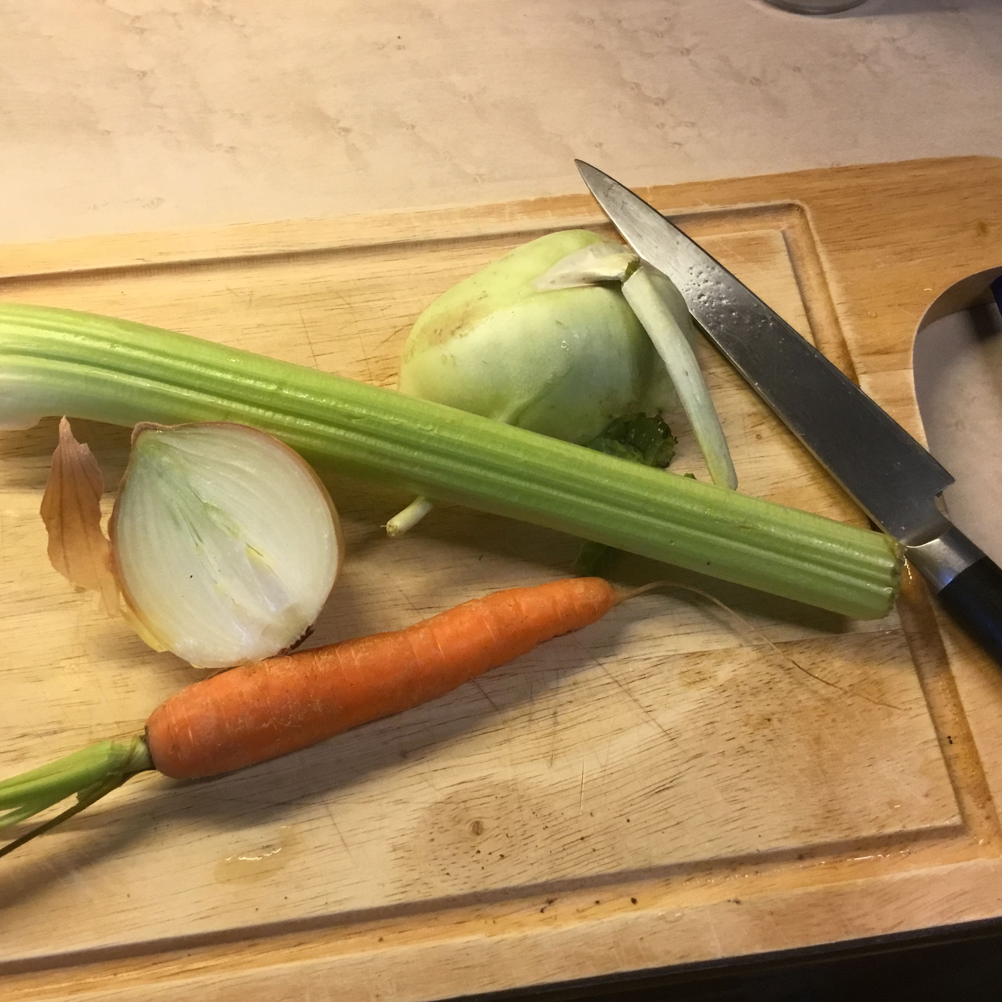 Jetzt ist Zeit für ein kleines "Gemüsebett" wenn ich die Gänsebrust nach 1 1/2 h umdrehe. Zwiebel, Kohlrabi, Staudensellerie und Karotte putzen...