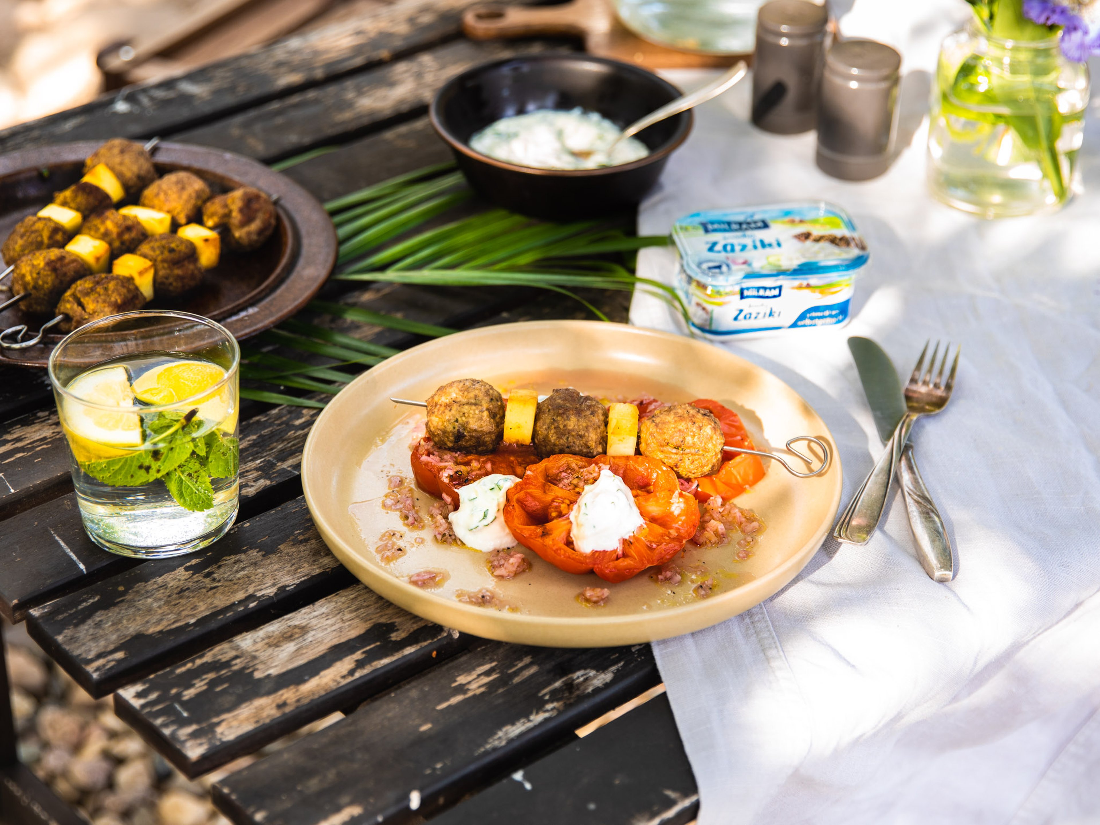 Hackfleisch-Halloumi-Spieße mit Zaziki-Dip