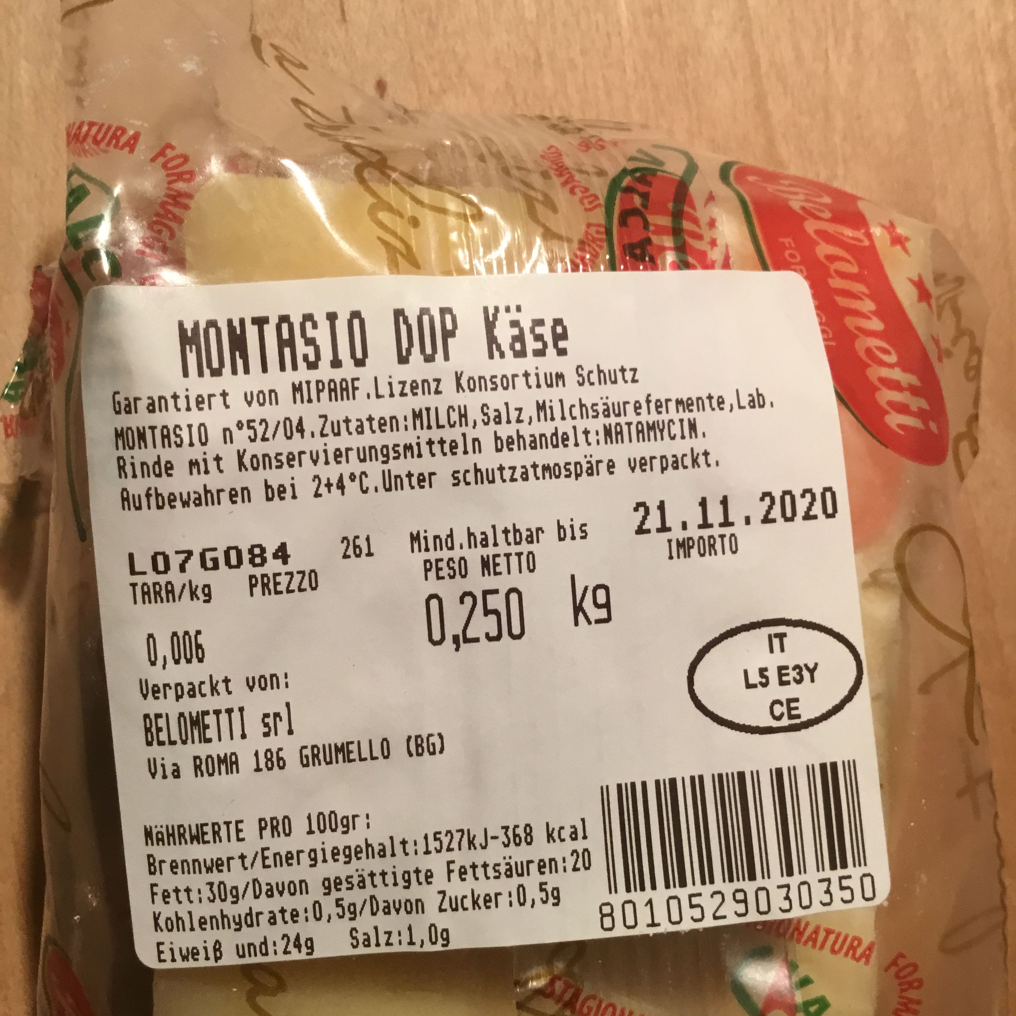 Hierhab ich nochnen günstigen original italienischen preisgünstigen Käse gekauft, gerieben und dazu verwendet. Lecker. Einfach malwasneues ausprobieren.