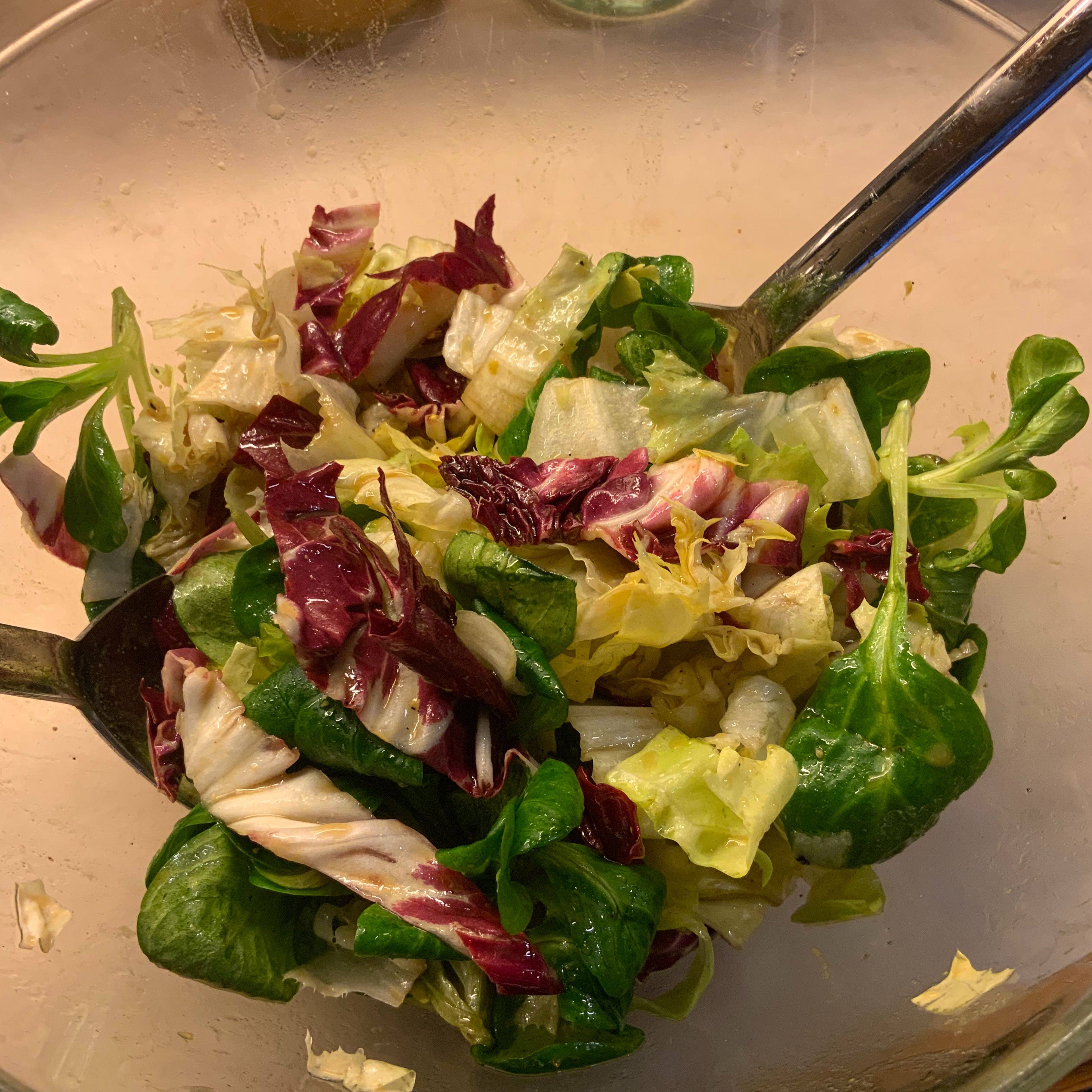 Ebenso flott mach ich es mit dem Salat. Den Endivien und Raddicio, die ich als Wintersalat in dieser Kombination liebe, in feine Streifen schneiden, leicht salzen und pfeffern und mit einer leichten Essig/Ölvinaigrette übergießen. Den Salat gut durchheben - fertig !