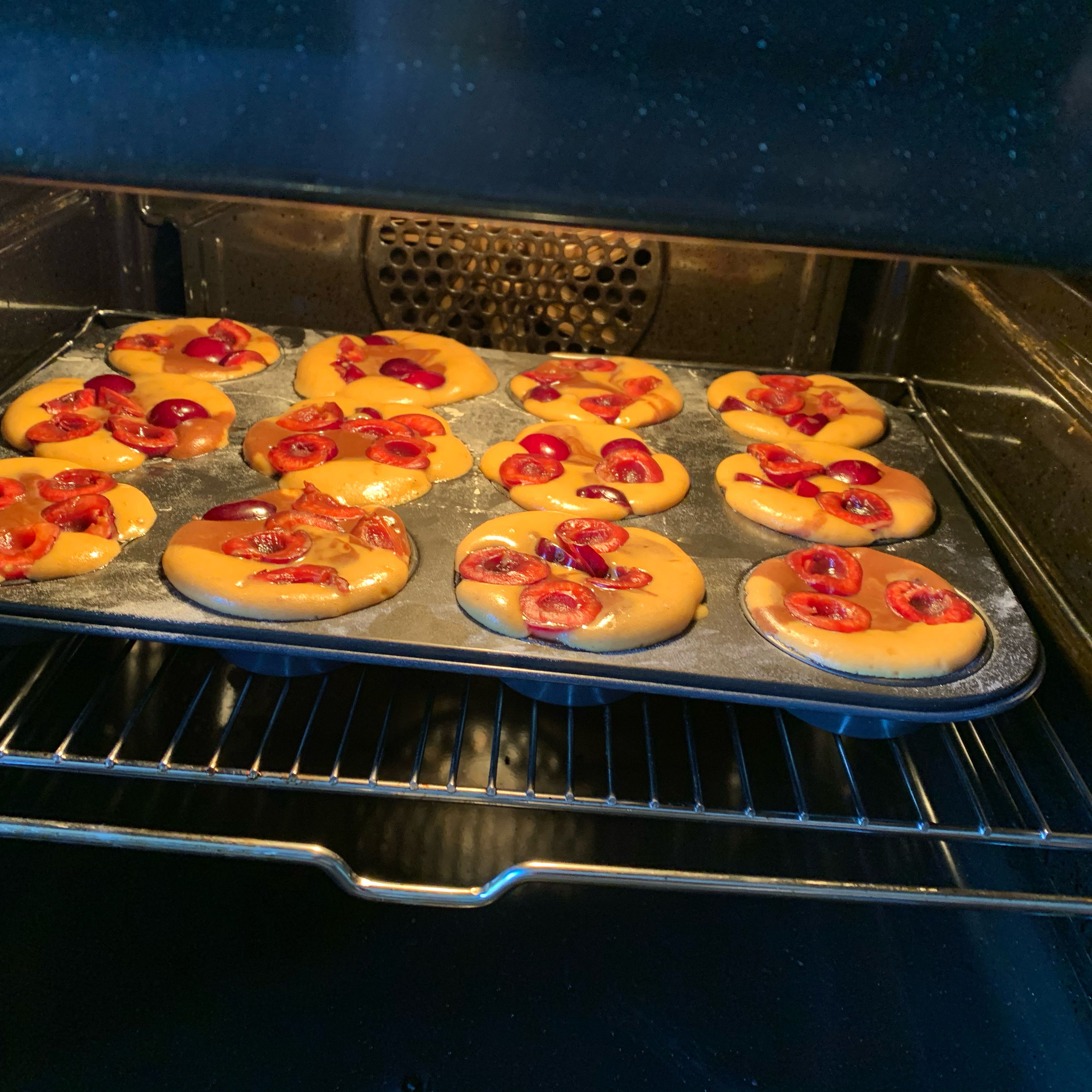 Ab in den Ofen: In den vorgeheizten Ofen bei 180 Grad Ober- und Unterhitze ca. 25 - 30 Minuten backen. (Nach 25 Minuten einfach mal mit dem Zahnstocher testen 😊)