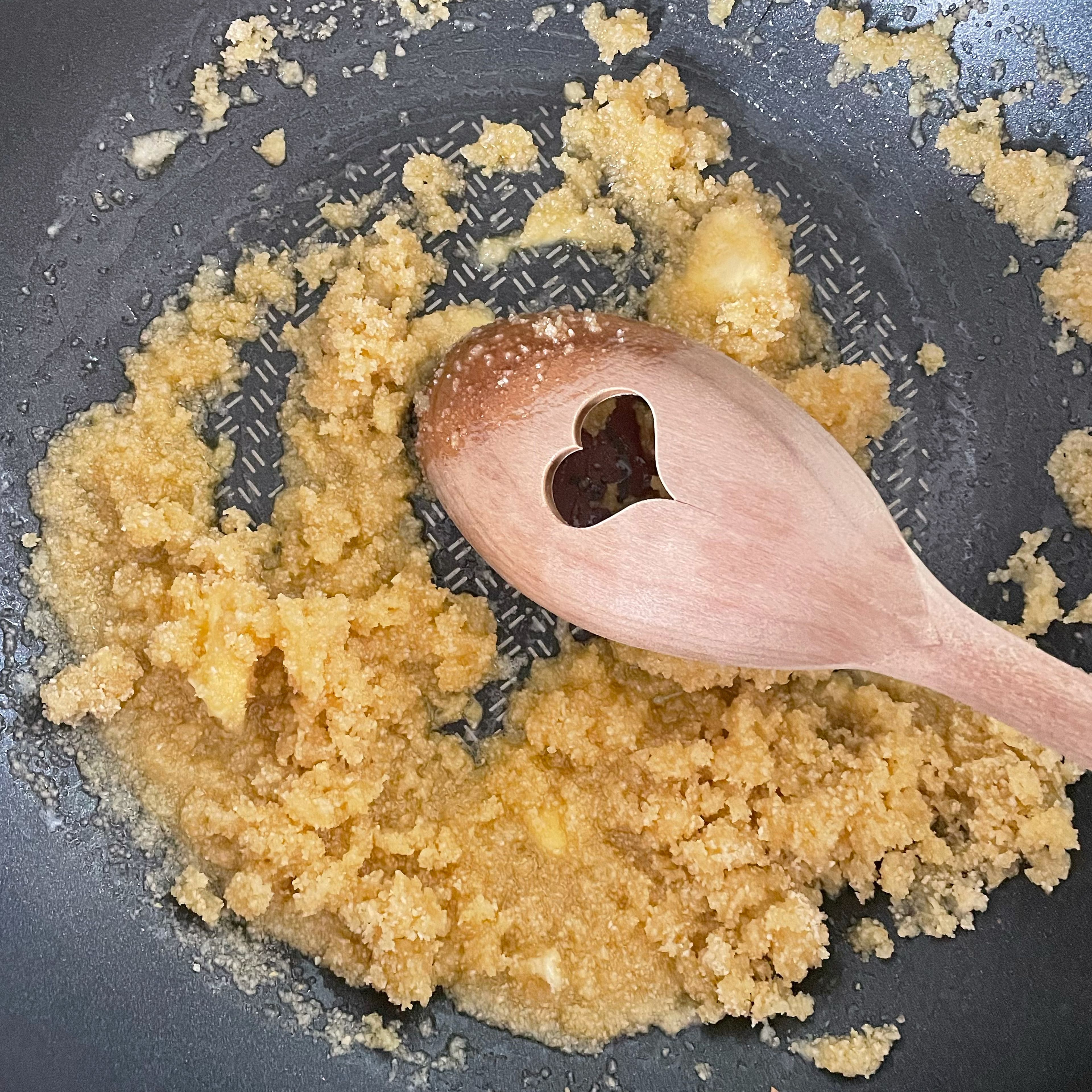 Die Butter in einer großen Pfanne erhitzen und die Semmelbrösel darin goldbraun rösten. 