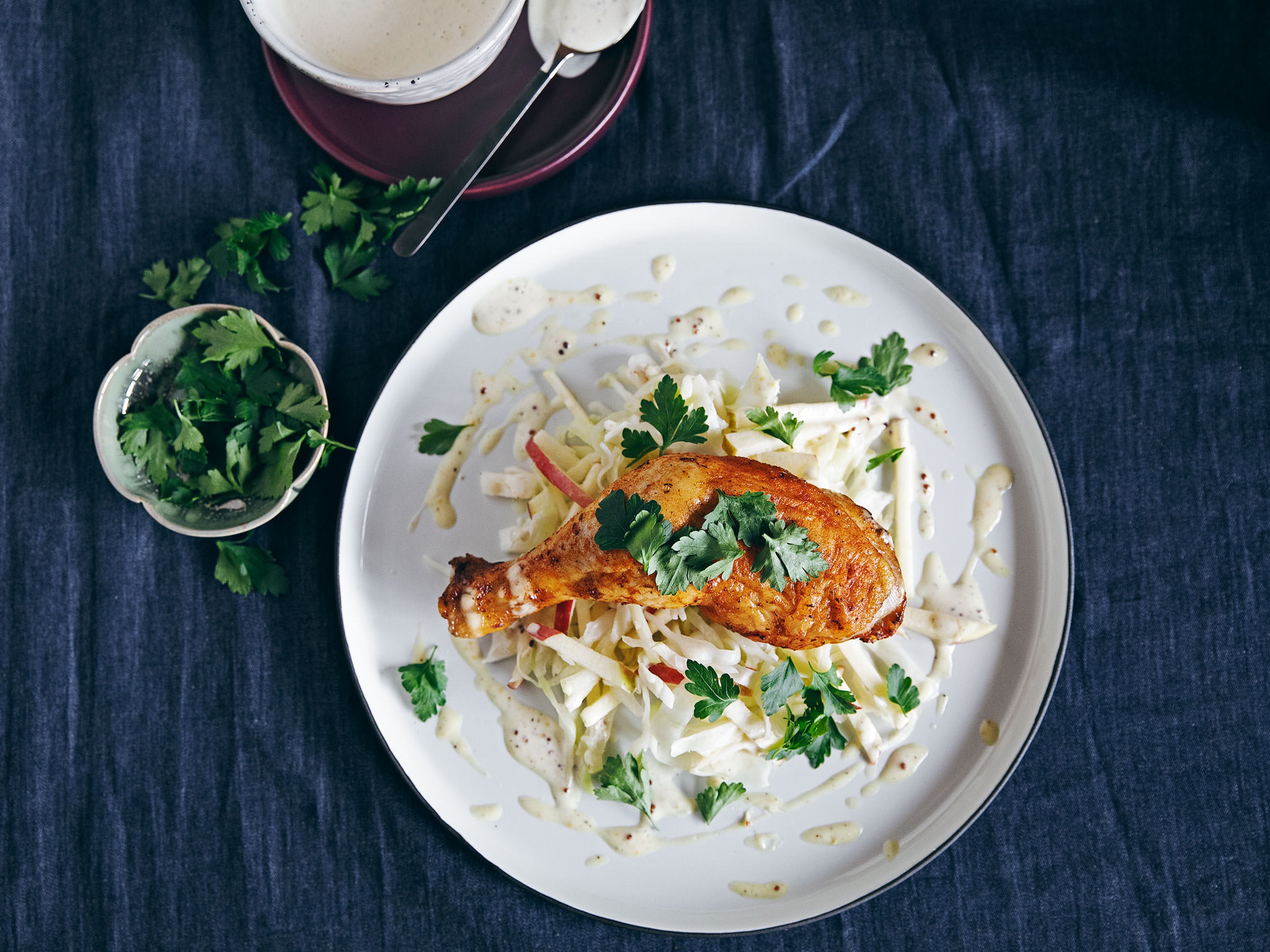 Pouletschenkel mit Weisskrautsalat und Senfmayo