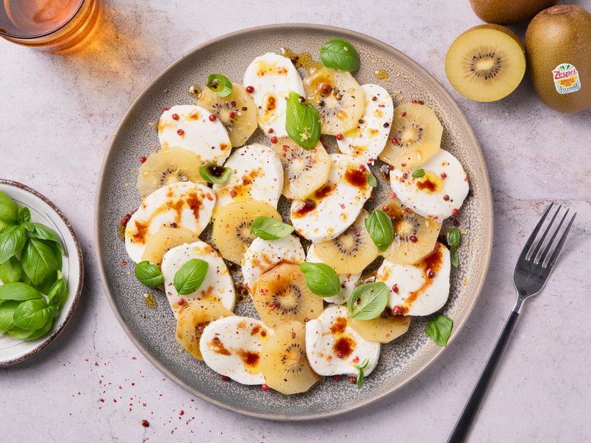 Kiwi-Mozzarella-Caprese mit Rosa Pfeffer