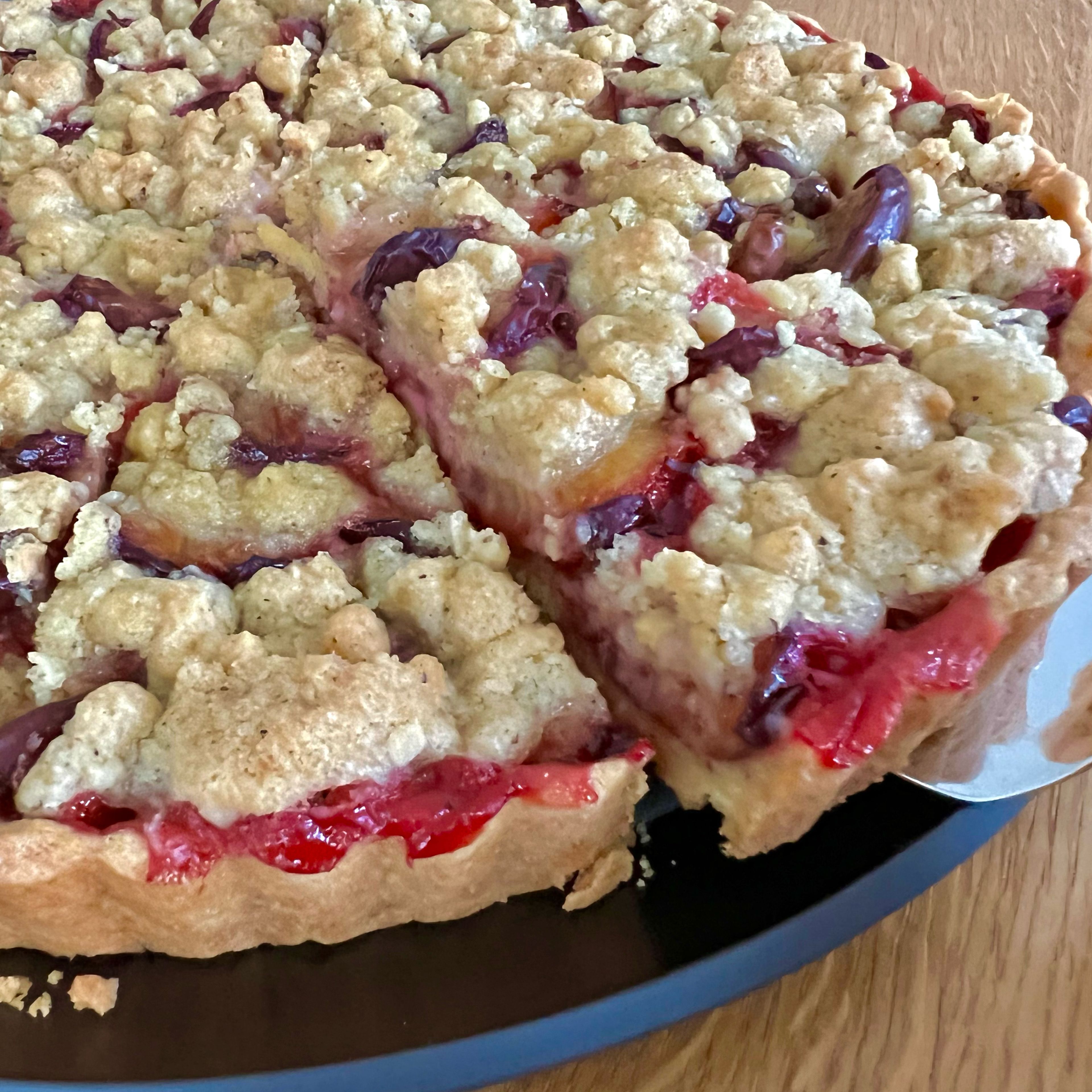 Pflaumentarte mit Knusperstreuseln