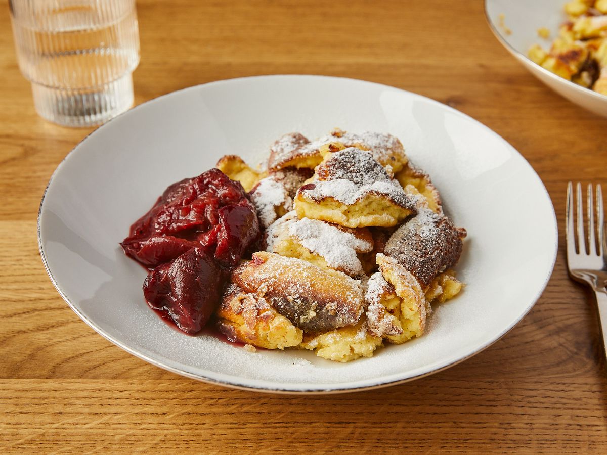 Kaiserschmarrn mit Zwetschkenröster | Rezept | Kitchen Stories