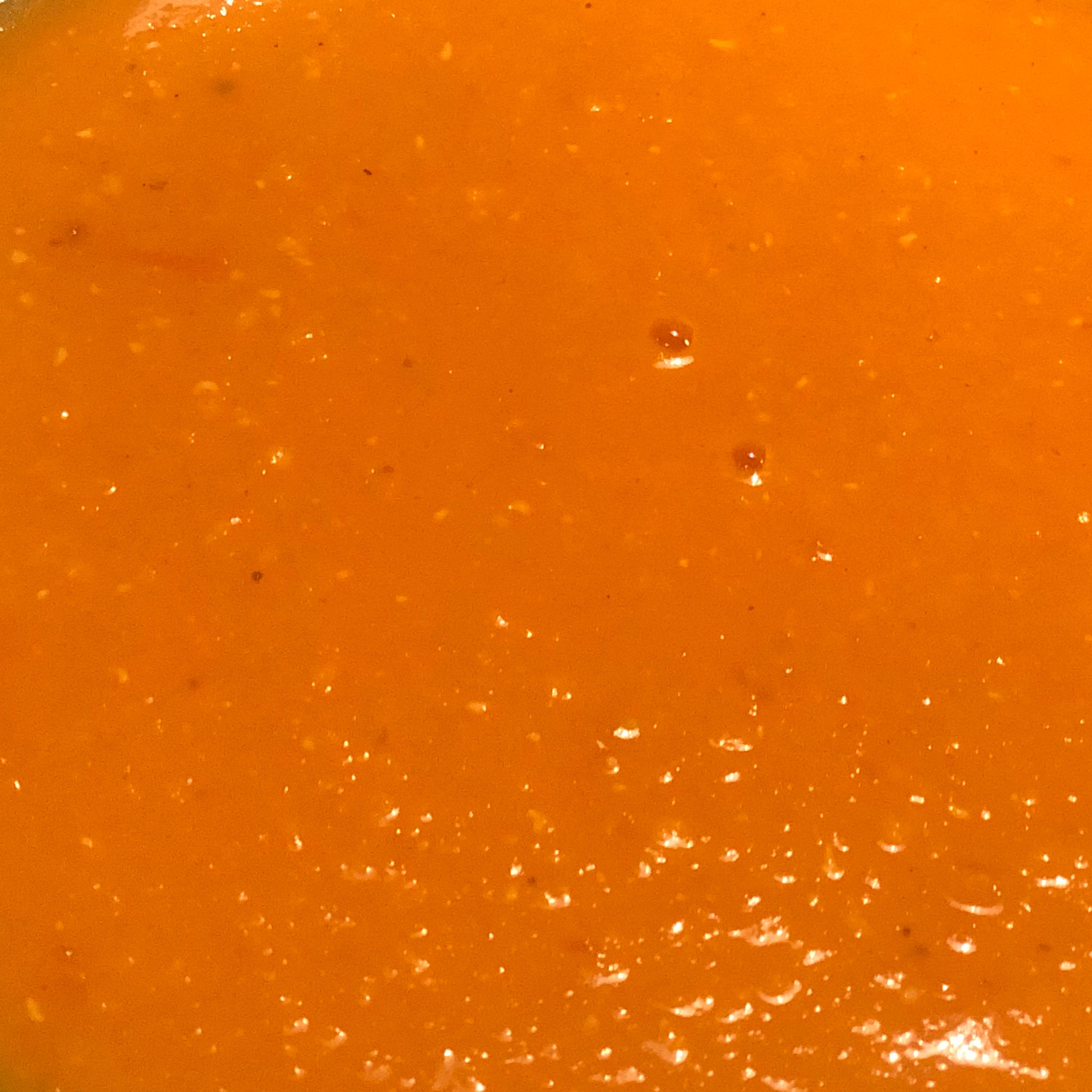 Die Suppe leicht pürieren (je nach Belieben mehr oder wenig), dann nochmals abschmecken und ggf. Gewürze oder Orangensaft hinzufügen. Fertig!