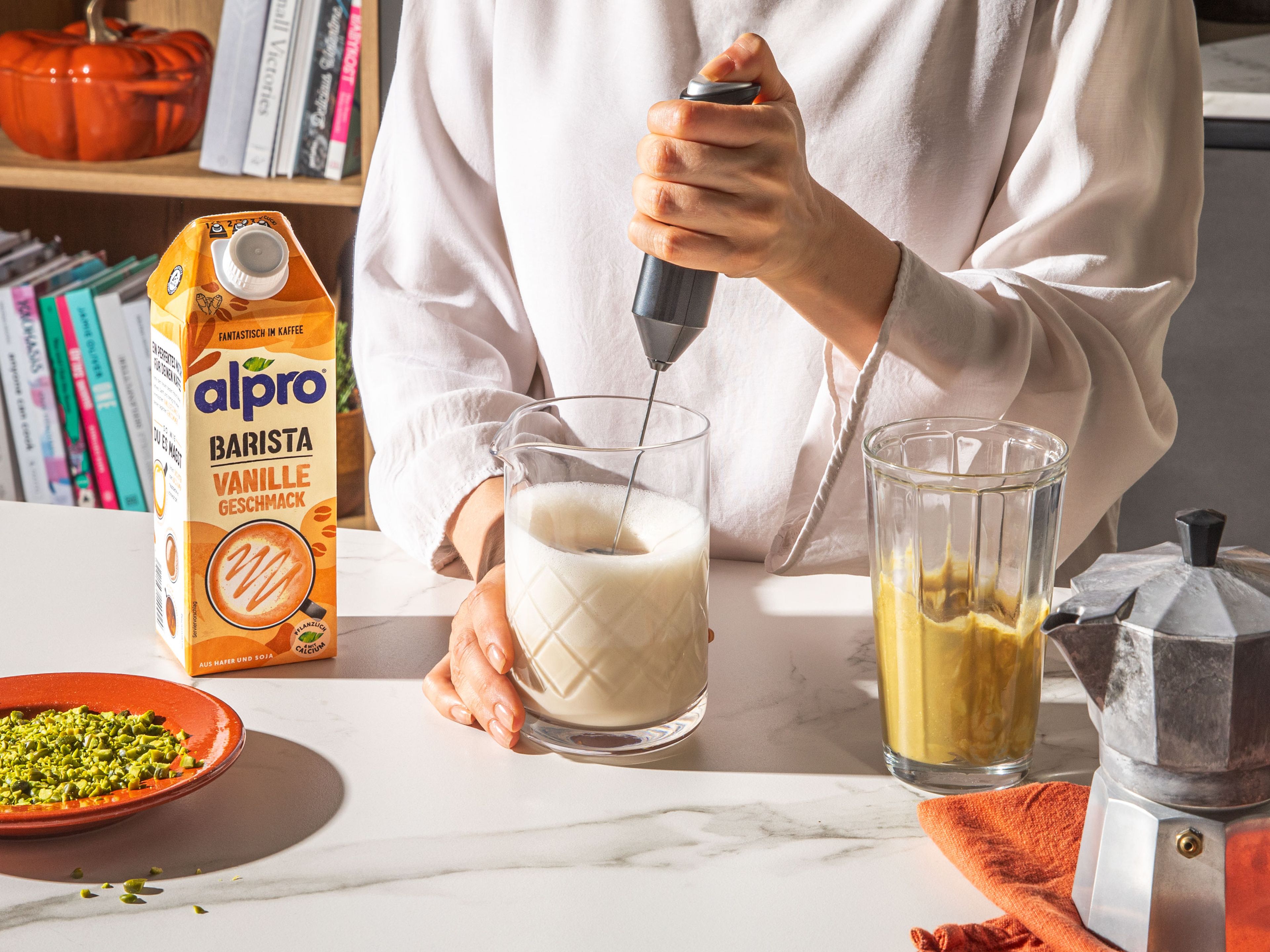 Alpro Barista Vanille Geschmack erwärmen und aufschäumen, bis ein cremiger und feinporiger Schaum entsteht.