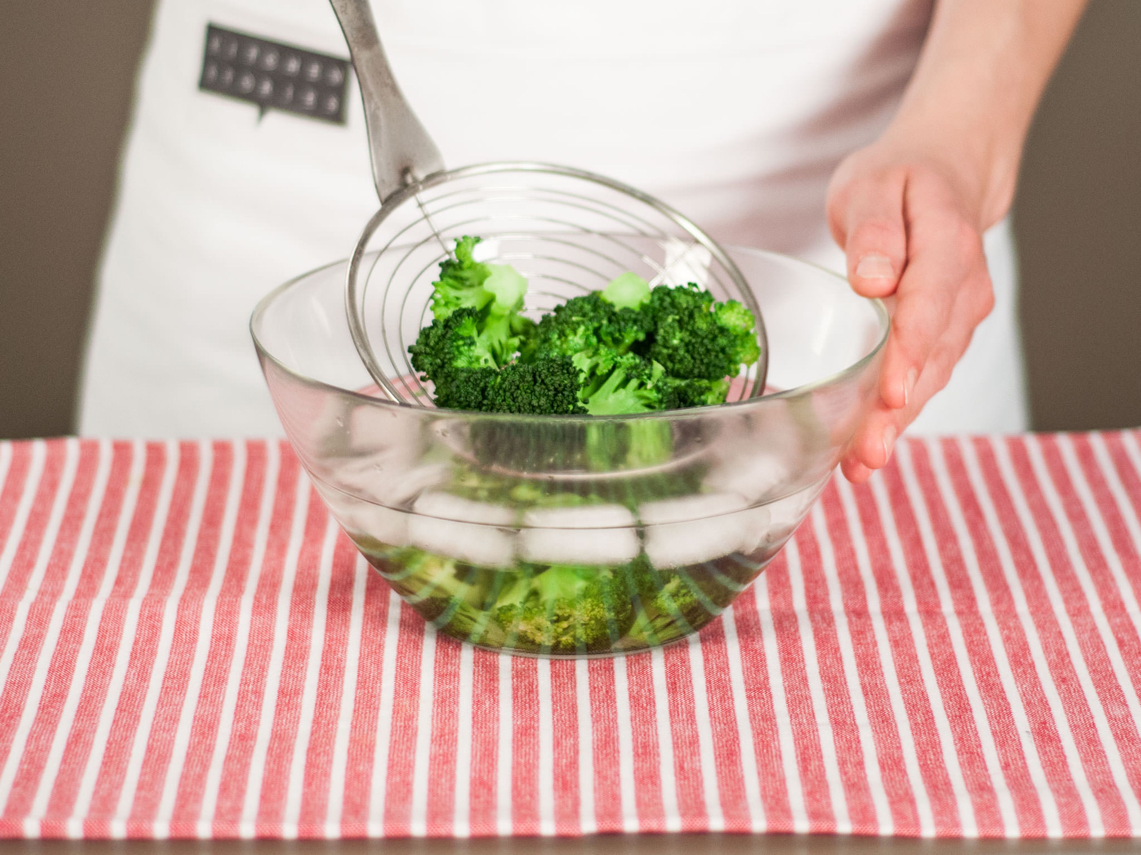 Brokkoli direkt in eine Schüssel geben, die mit kaltem Wasser und Eiswürfeln gefüllt ist. Für ca. 1 – 2 Min. abkühlen lassen. Abgießen und beiseitestellen.