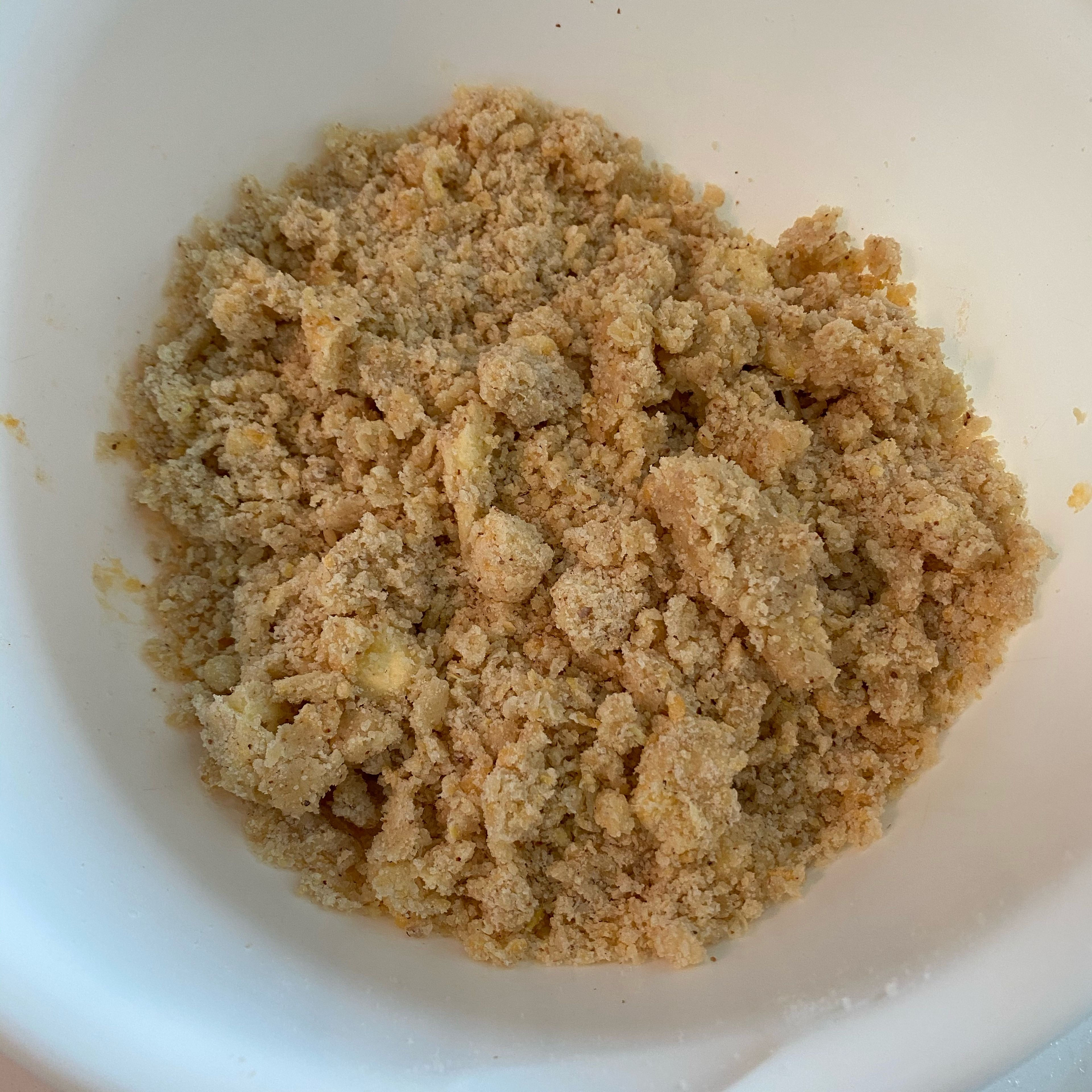 In a bowl mix together the ingredients of the quick pastry and crumble it with your hands then refrigerate for 15 minutes.