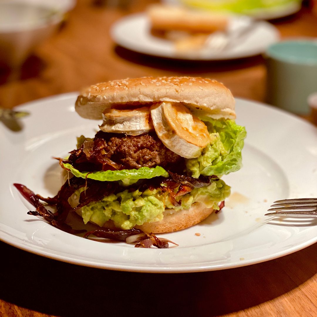 Avocado-Ziegenkäse-Burger mit karamellisierten Zwiebeln