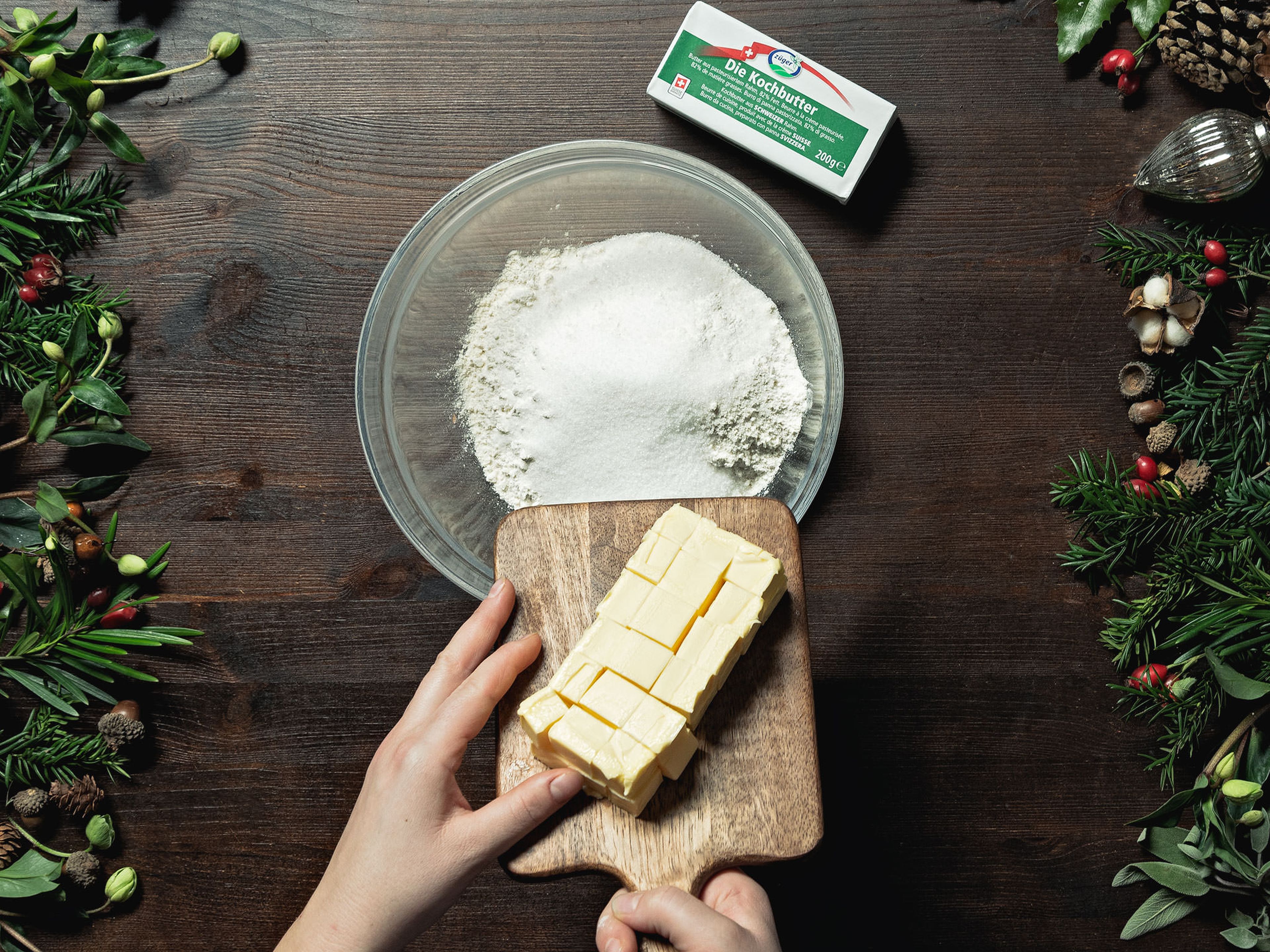 Mehl, Zucker und Salz in einer Schüssel vermengen. Kalte Butter in Würfeln hinzufügen und mit den Händen zu einem krümeligen Teig verarbeiten. Ei dazugeben und gut verkneten. Teig in Frischhaltefolie einwickeln und ca. 1 Std. im Kühlschrank ruhen lassen.