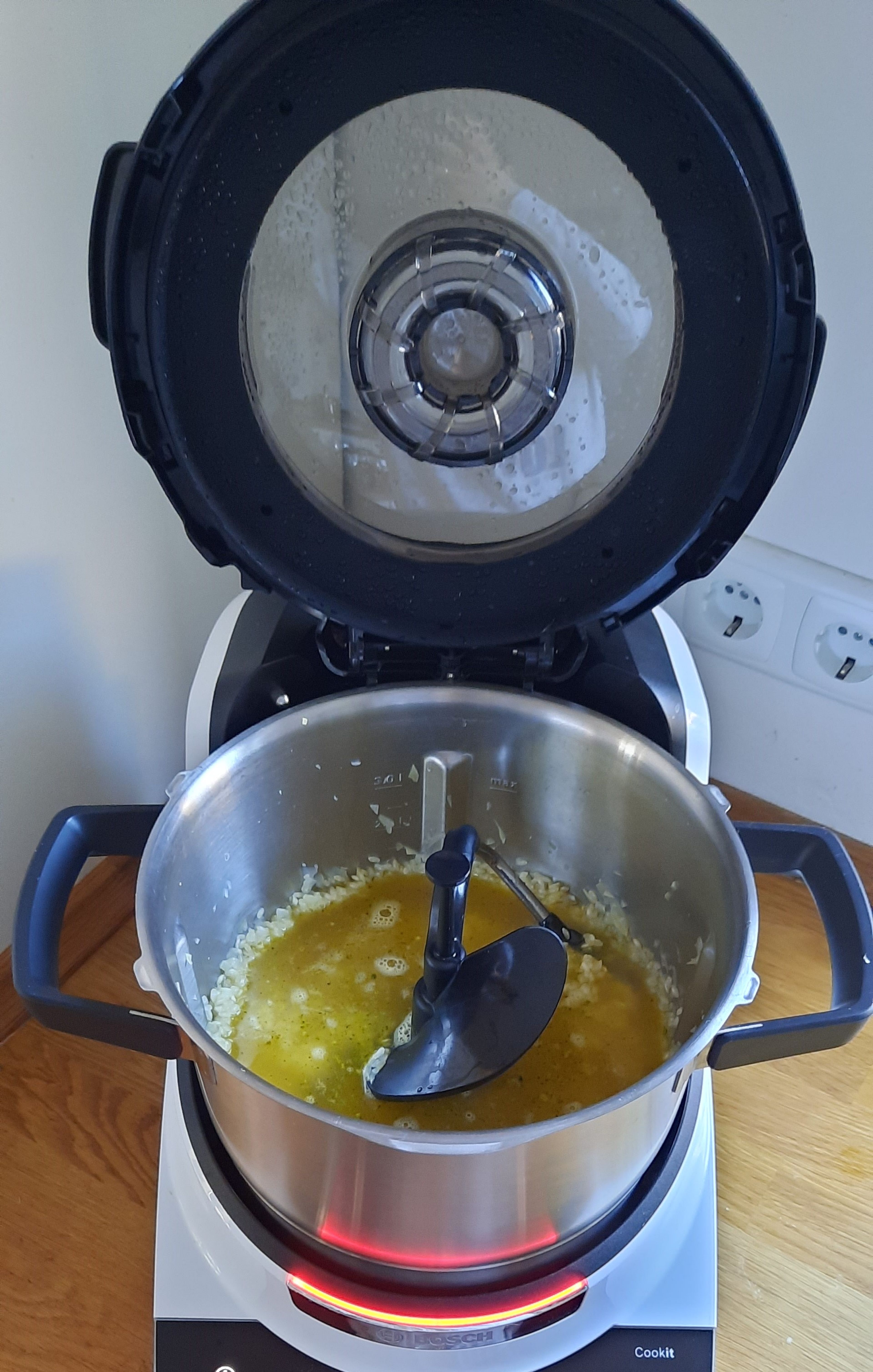 Den Risottoreis einwiegen und den Deckel schließen. Ohne Messbecher andünsten (3D-Rührer I Stufe 5 I 120°C I 5 Min.). Den Deckel öffnen, mit der Hälfte der Gemüsebrühe ablöschen und den Deckel wieder schließen. Alles ohne Messbecher köcheln lassen (3D-Rührer I Stufe 5 I 90°C I 10 Min.). Den Deckel öffnen und die restliche Gemüsebrühe dazugeben. Den Deckel schließen und ohne Messbecher den Reis im Automatikprogramm "Reis quellen lassen" für 20 Minuten fertig stellen.