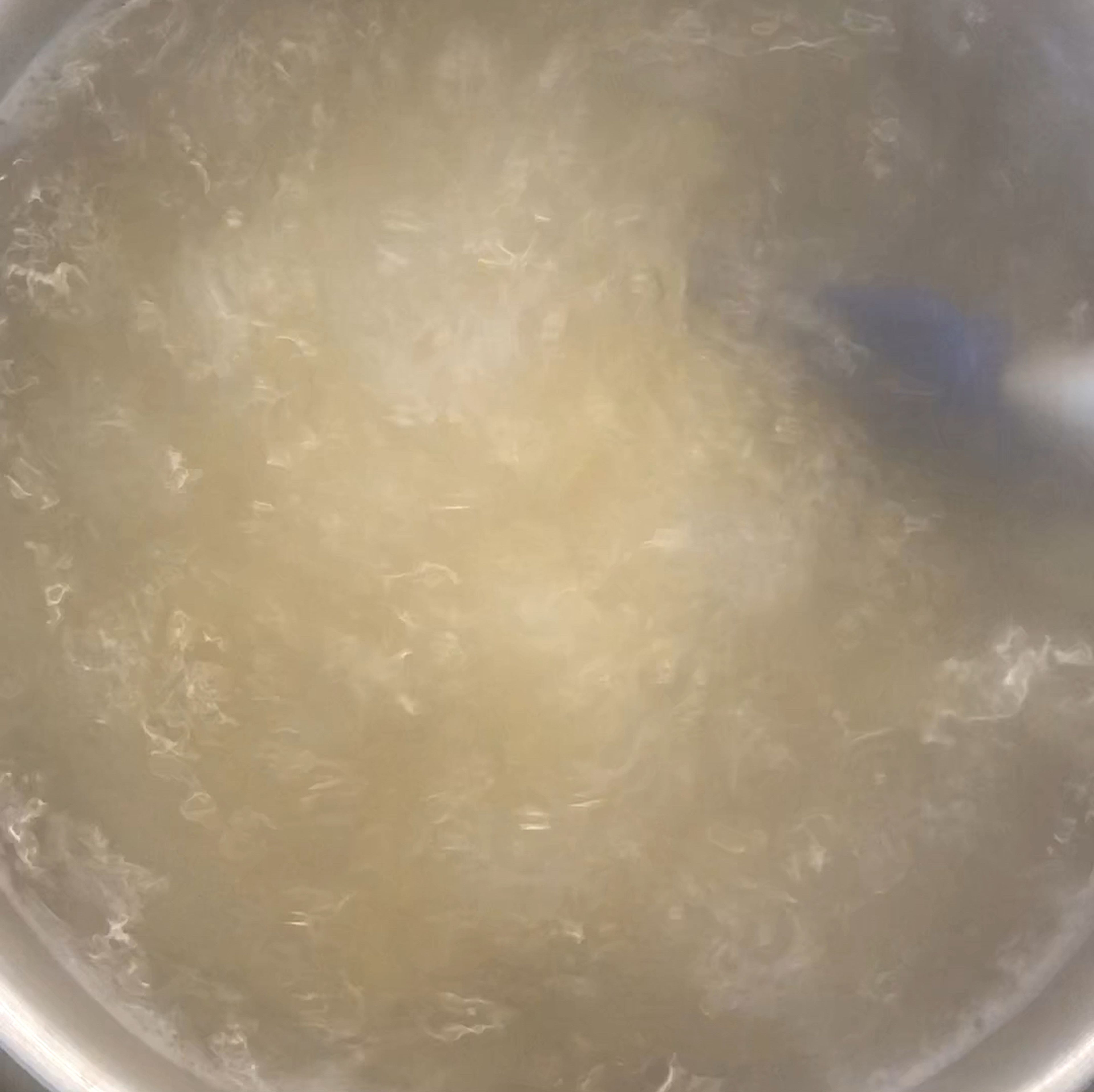 In der Zwischenzeit Nudeln am dente kochen. Beim Abgießen 1 Tasse Nudelwasser aufbewahren.