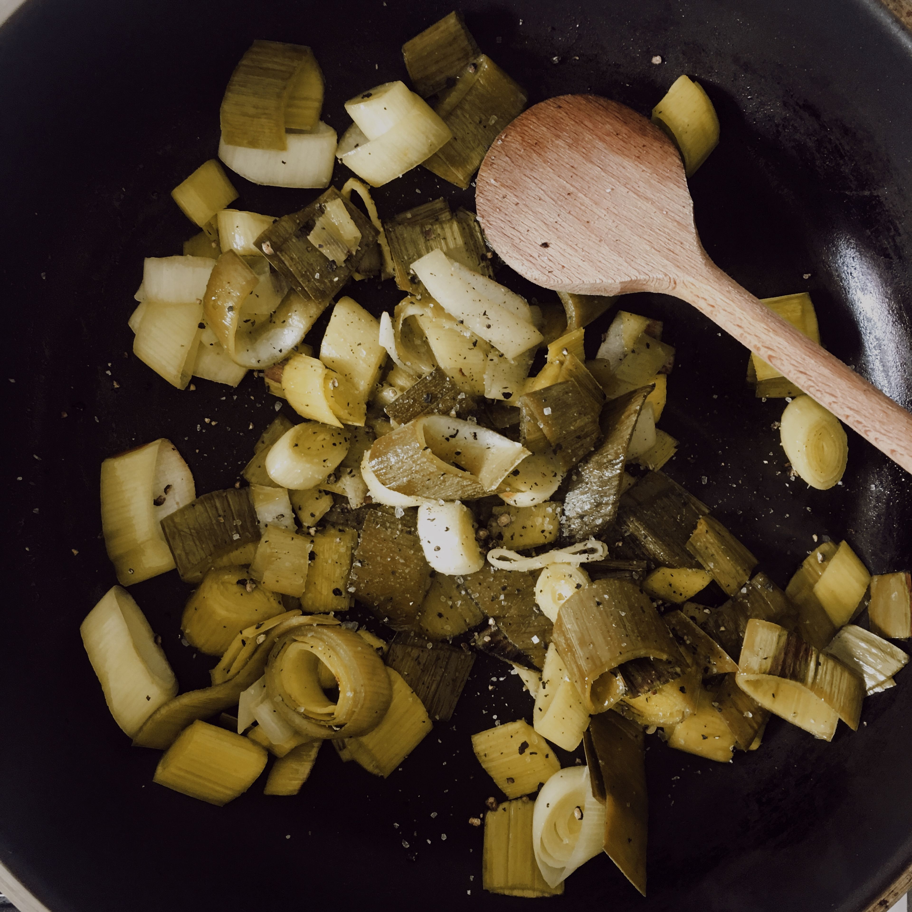 Lauch in Ringe schneiden und gründlich waschen. Olivenöl in einer Pfanne erhitzen, Lauch hinzugeben und 10-15 Minuten braten. Ofen auf 180 Grad vorheizen.