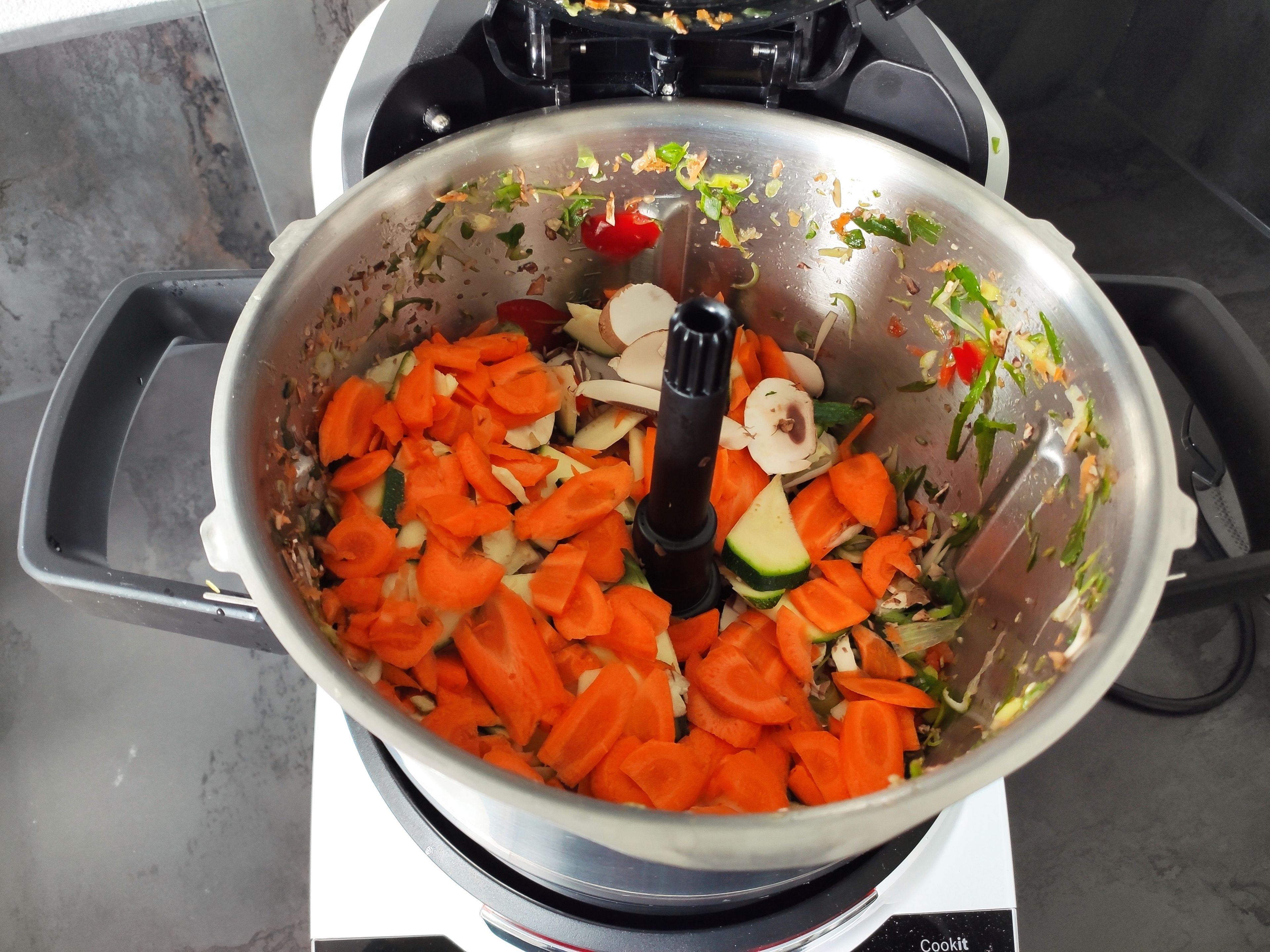 Gemüse waschen. Die Cookit Wendeschneidscheibe einsetzen. Den Deckel schließen und schneiden. ( Wendeschneidscheibe l Stufe 4) Anschließend in eine  Schüssel umfüllen.