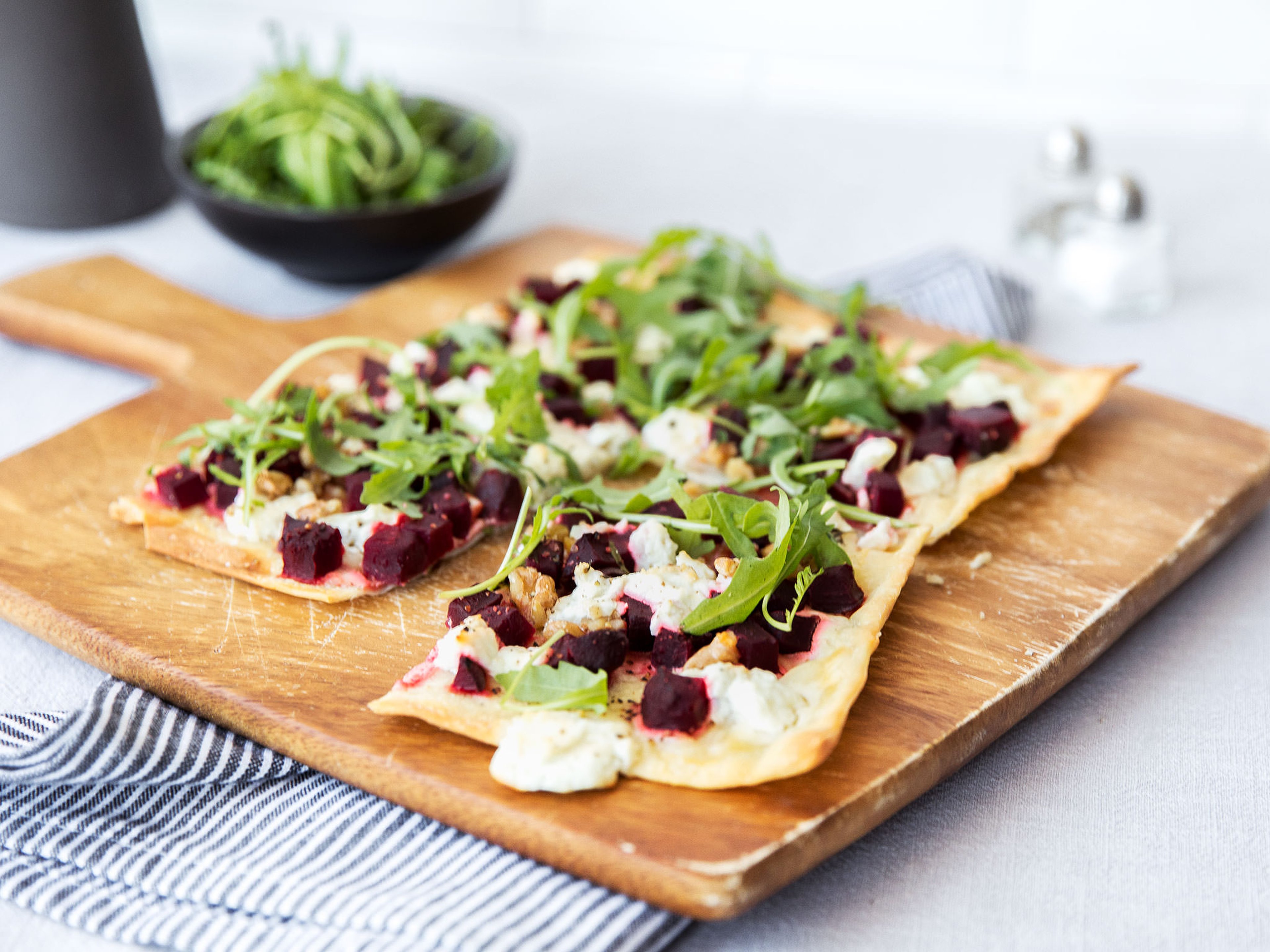 Flammkuchen mit Roter Bete und Ziegenkäse