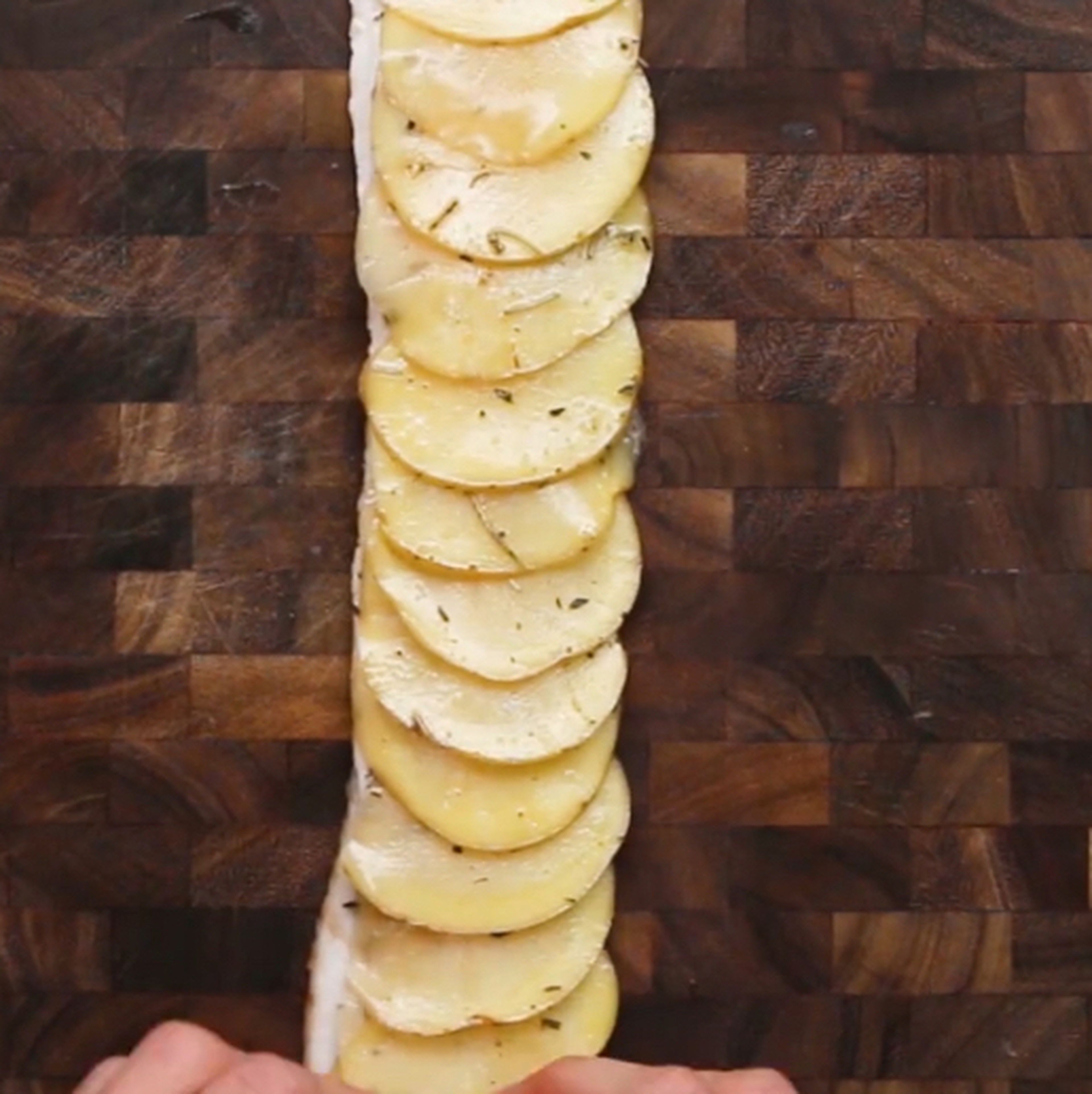 Tipp : wenn das aufwickeln der Kartoffelscheiben beschwerlich ist und nicht klappt zwei dünne Speckscheiben unterlegen, darauf die Kartoffelscheiben drapieren, würzen und aufwickeln.
