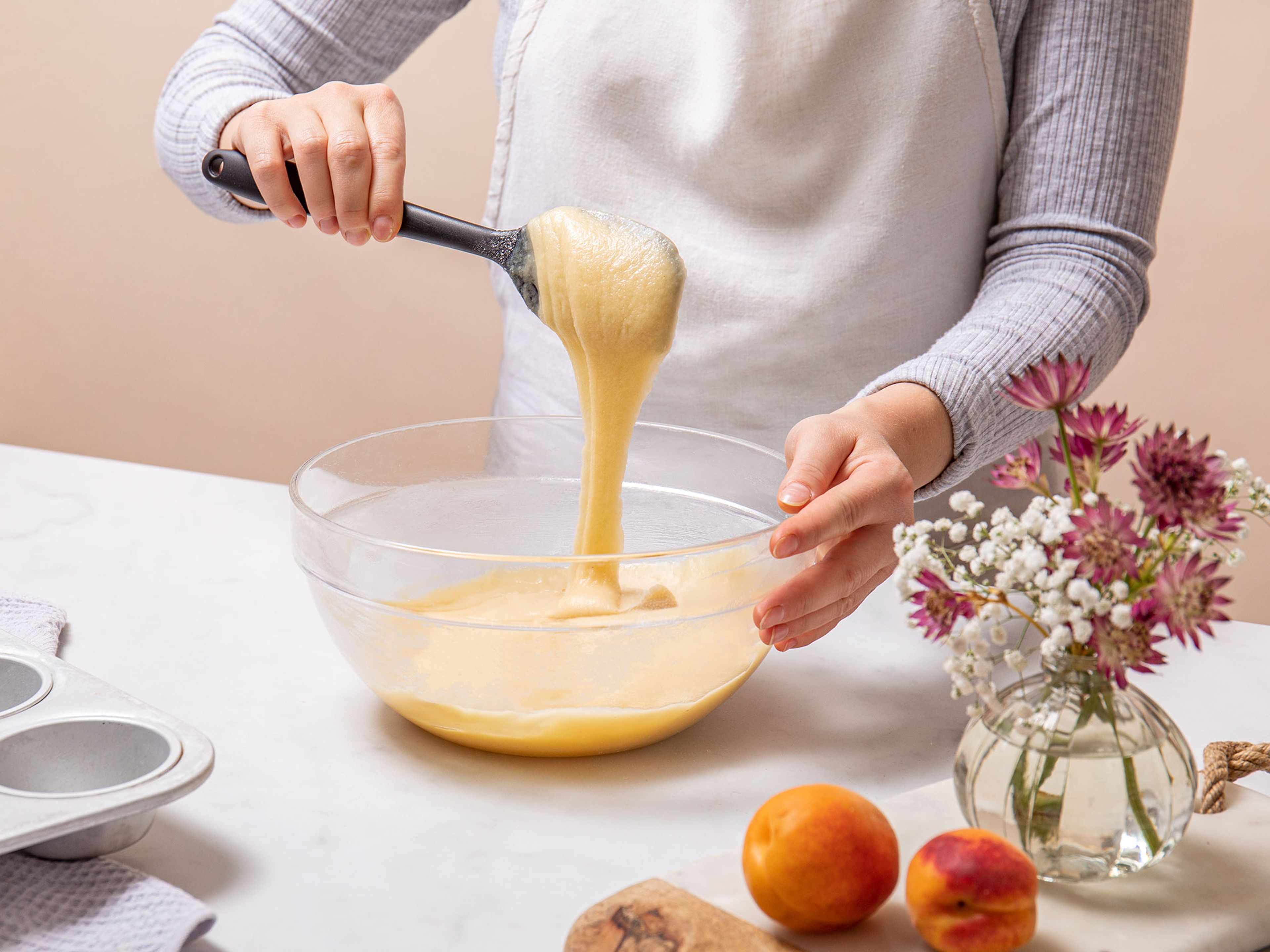 Den Puderzucker, Mehl und gemahlene Mandeln in einer Schüssel mischen und vorsichtig unter die Eiweiße heben. Anschließend die geschmolzene Butter unterheben.
