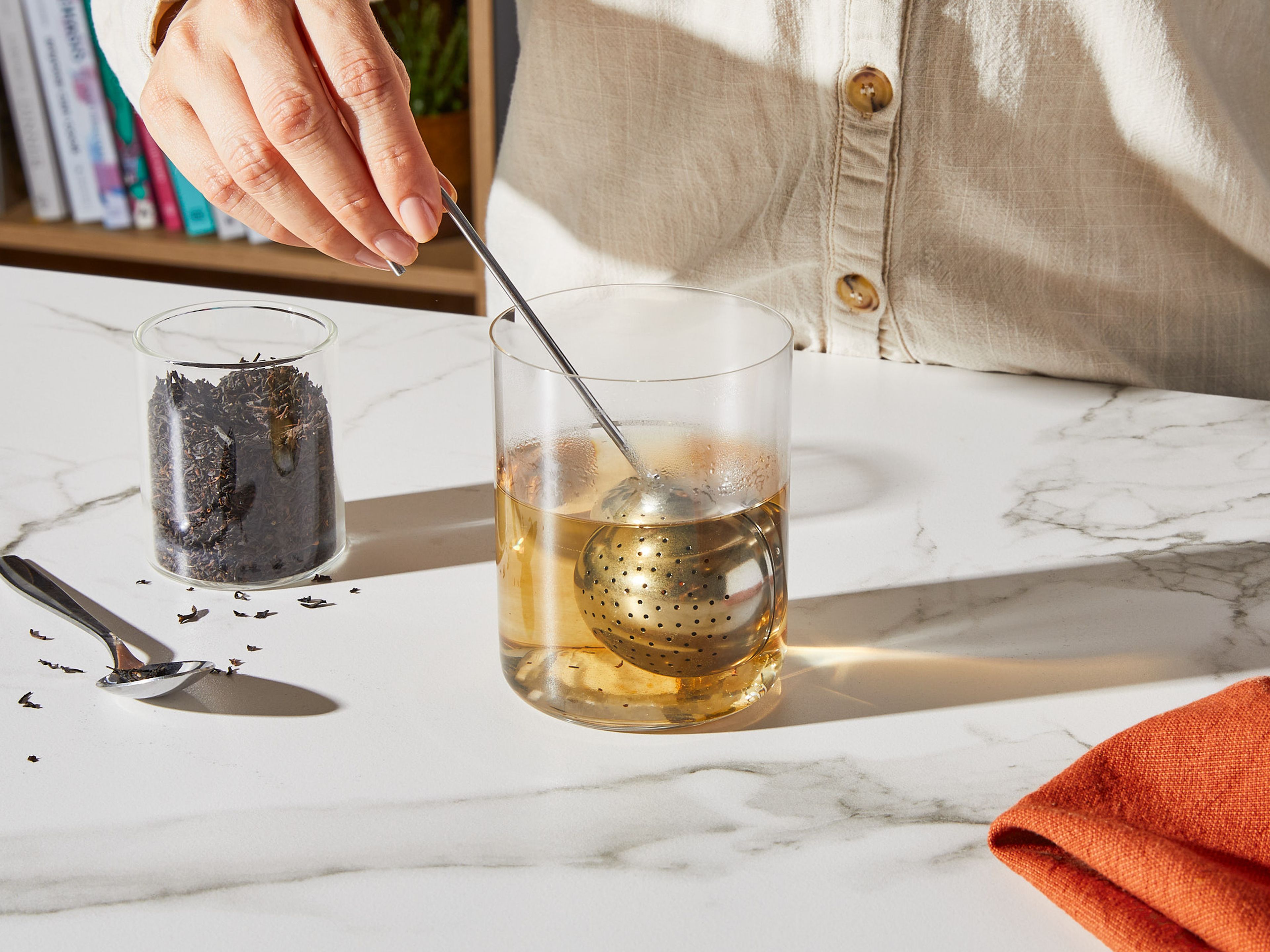 Earl Grey Tee nach gewünschter Methode in einem Glas oder einer Tasse mit heißem Wasser aufbrühen, jedoch nicht länger als 5 Min. ziehen lassen.