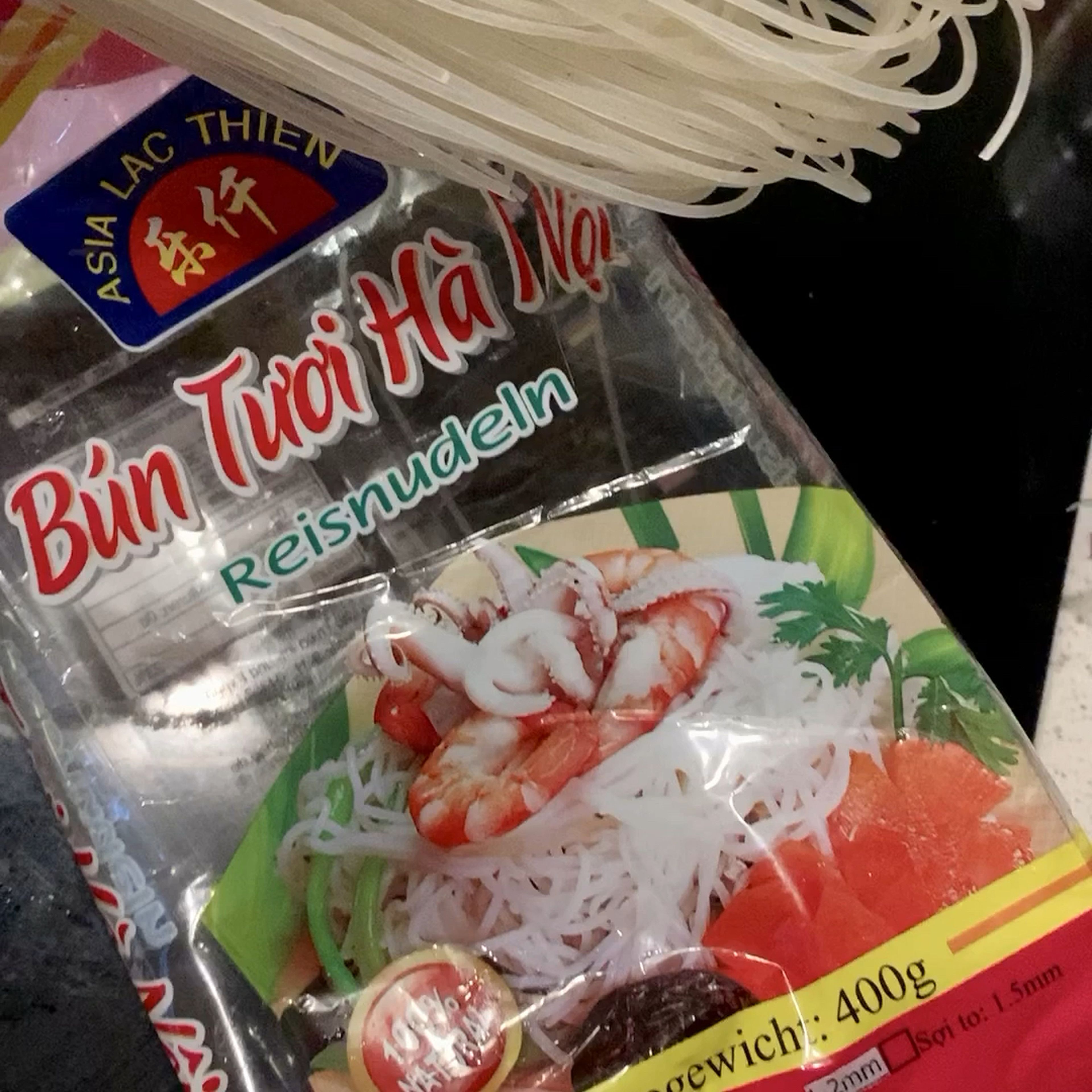 Die Reisnudeln wie in der Anweisung vorgegeben kochen. Abschütten und mit kaltem Wasser abschrecken.