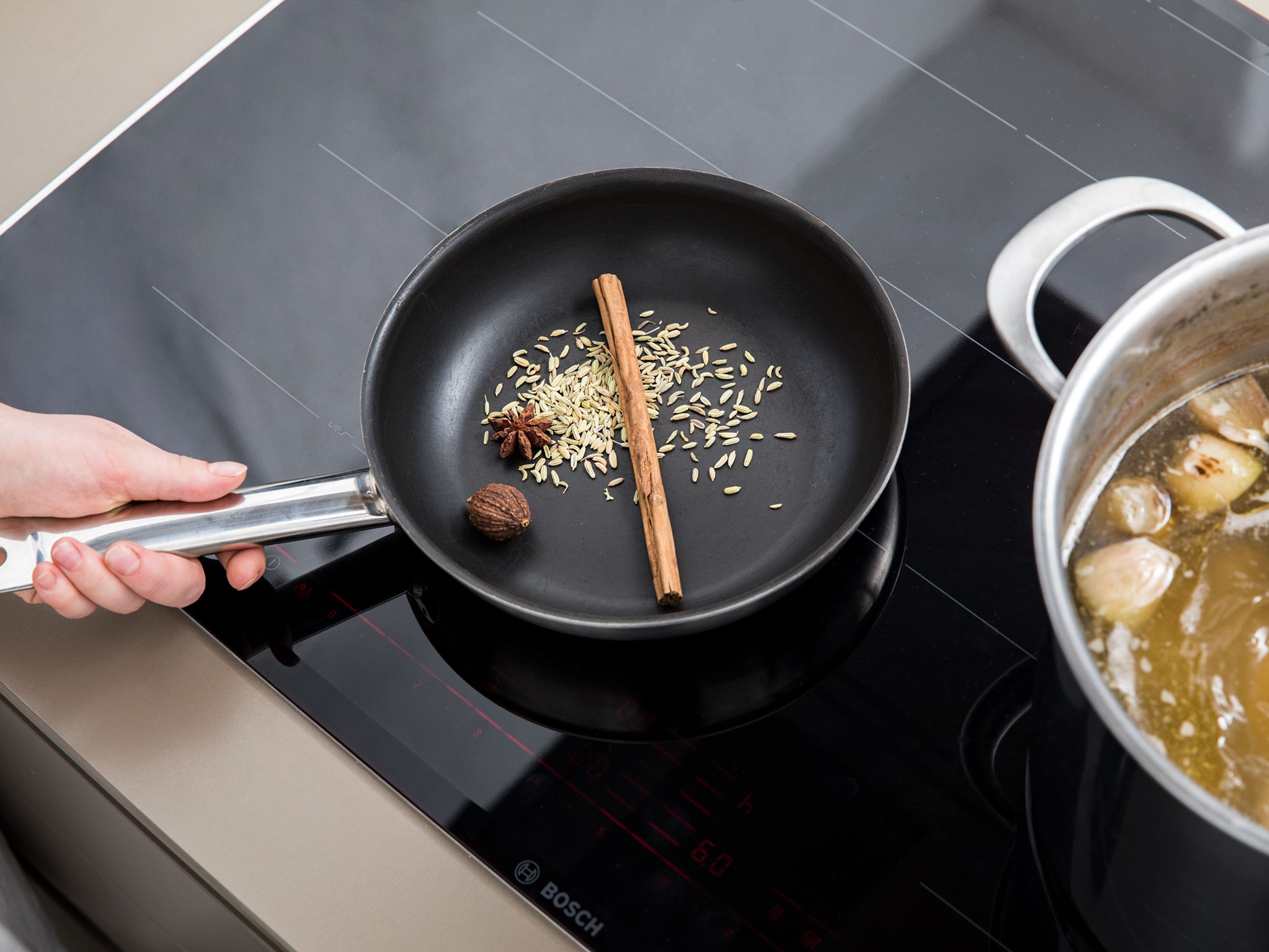 Add cardamom pod, fennel seeds, cinnamon stick an star anise to a frying pan and fry until fragrant. Add to the pot. Season the broth with fish sauce, salt, and sugar. Let simmer for approx. 30 min.