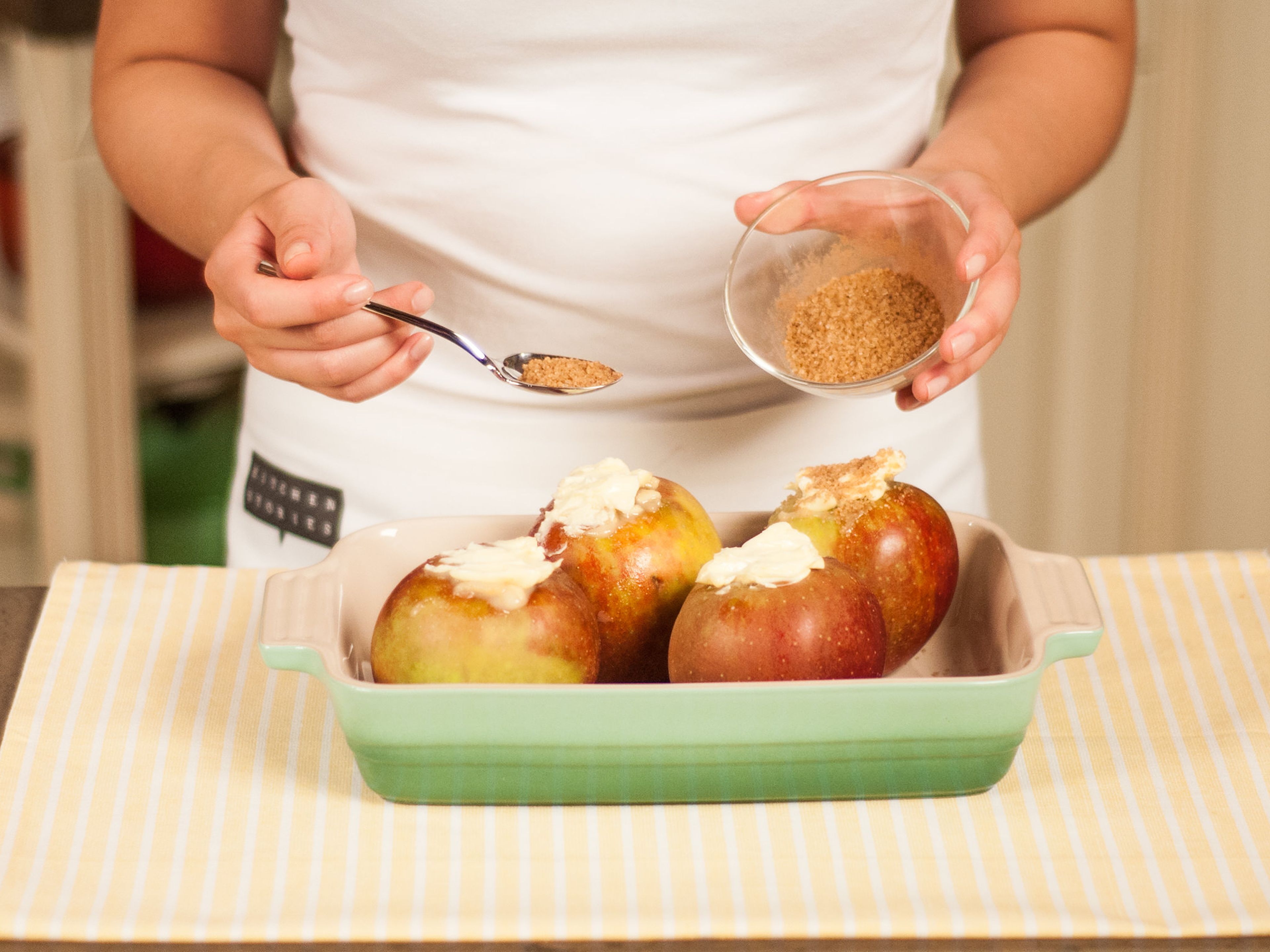 In a small bowl, mix brown sugar and cinnamon and generously sprinkle the apples with the sugar mixture. In a preheated oven, bake apples 180°C/355° for approx. 20 – 30 min. Serve with warm vanilla sauce.
