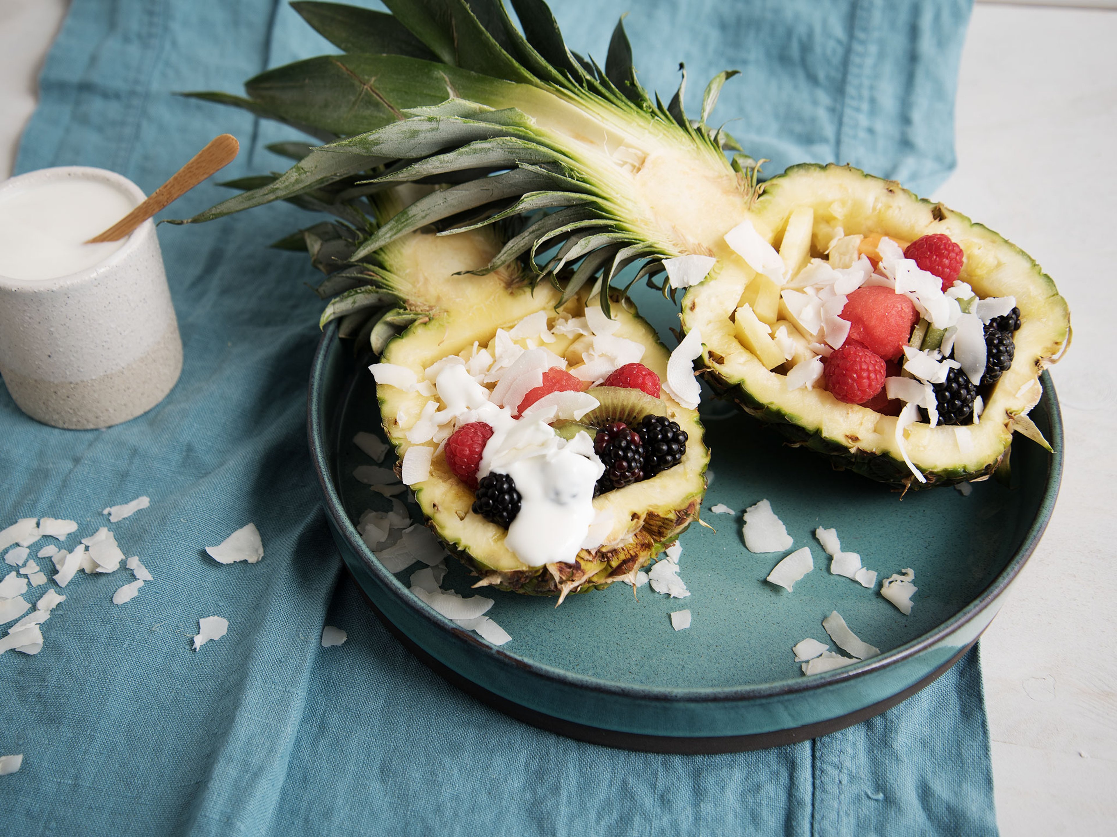 Obstsalat in einer Ananas