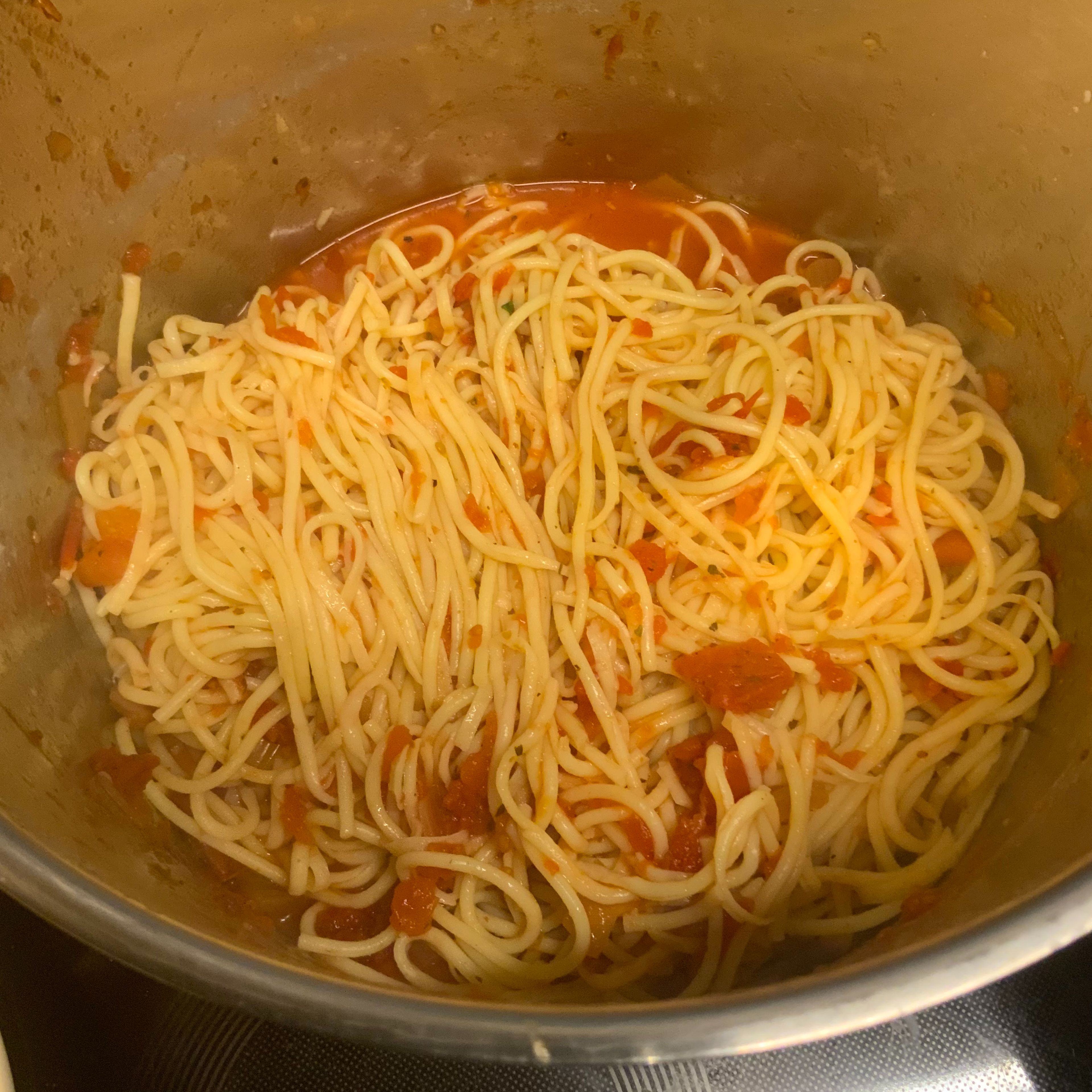 …und mit dem Sugo und Spaghettikralle gut durchmischen. Auf der kleinsten Herdstufe zugedeckt warmstellen, öfters durchmengen.